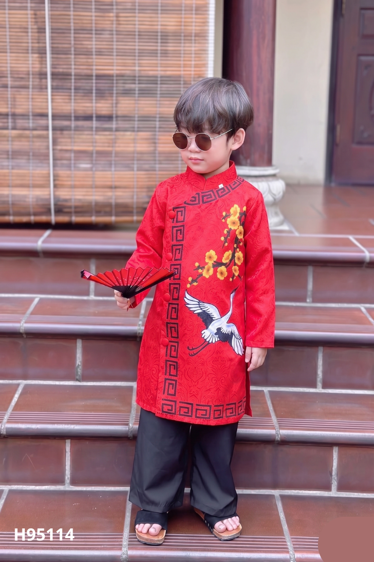 Áo dài đỏ hình hoa