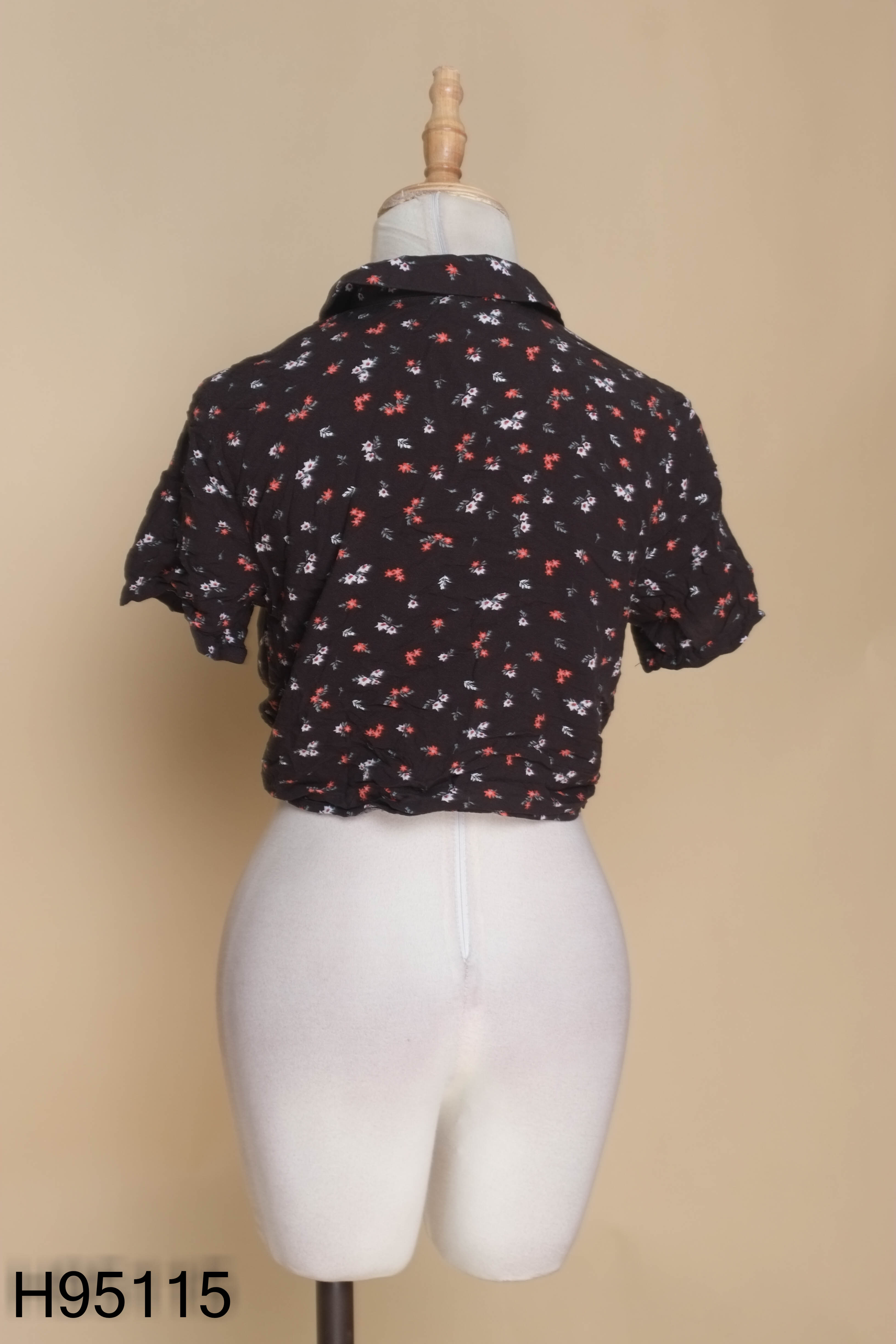 Áo PULL BEAR đen hoa