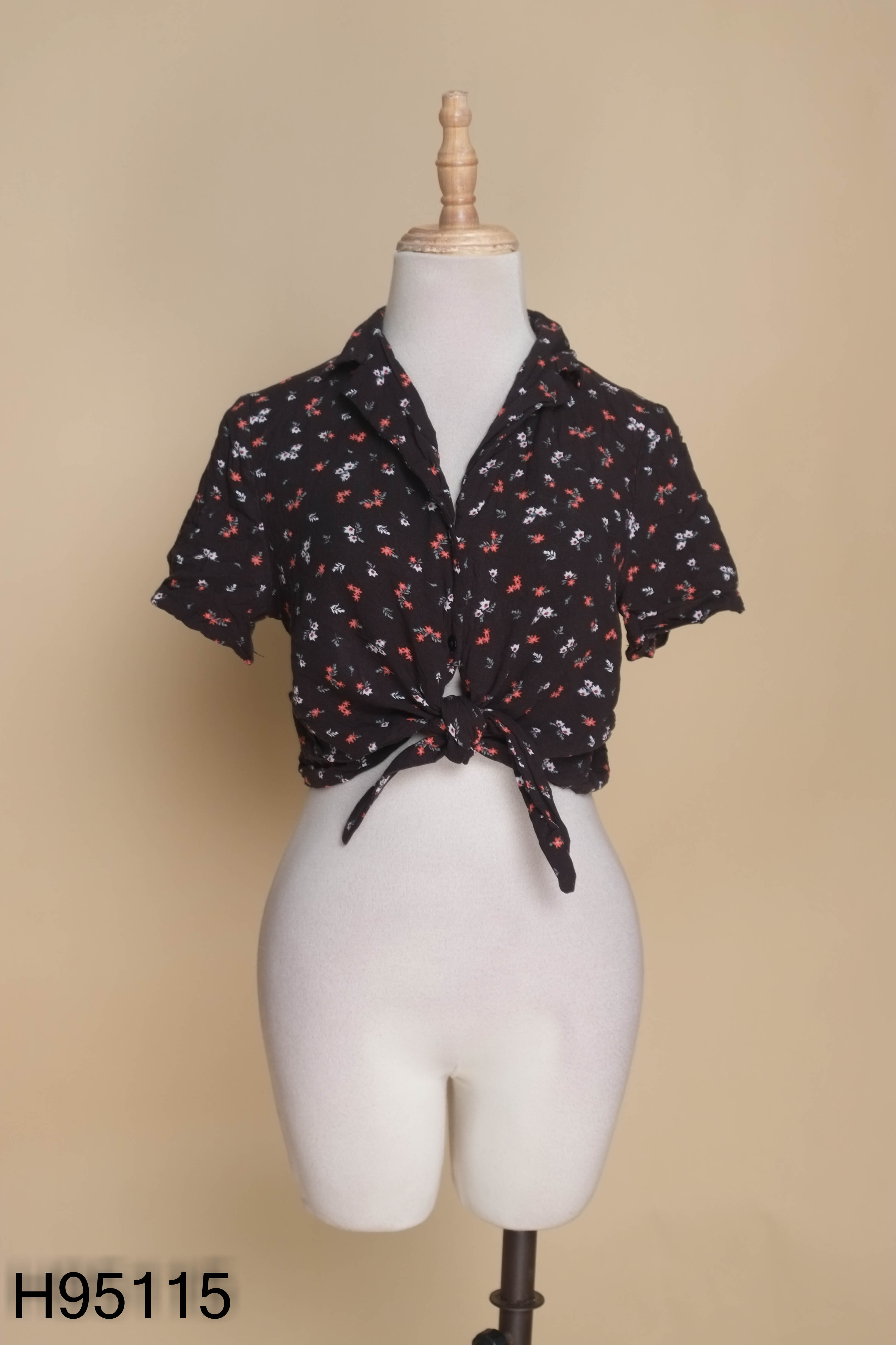 Áo PULL BEAR đen hoa