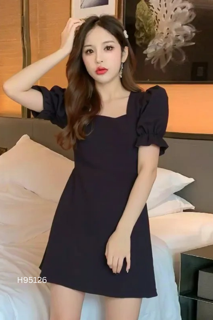 Váy đen cổ vuông tay phồng