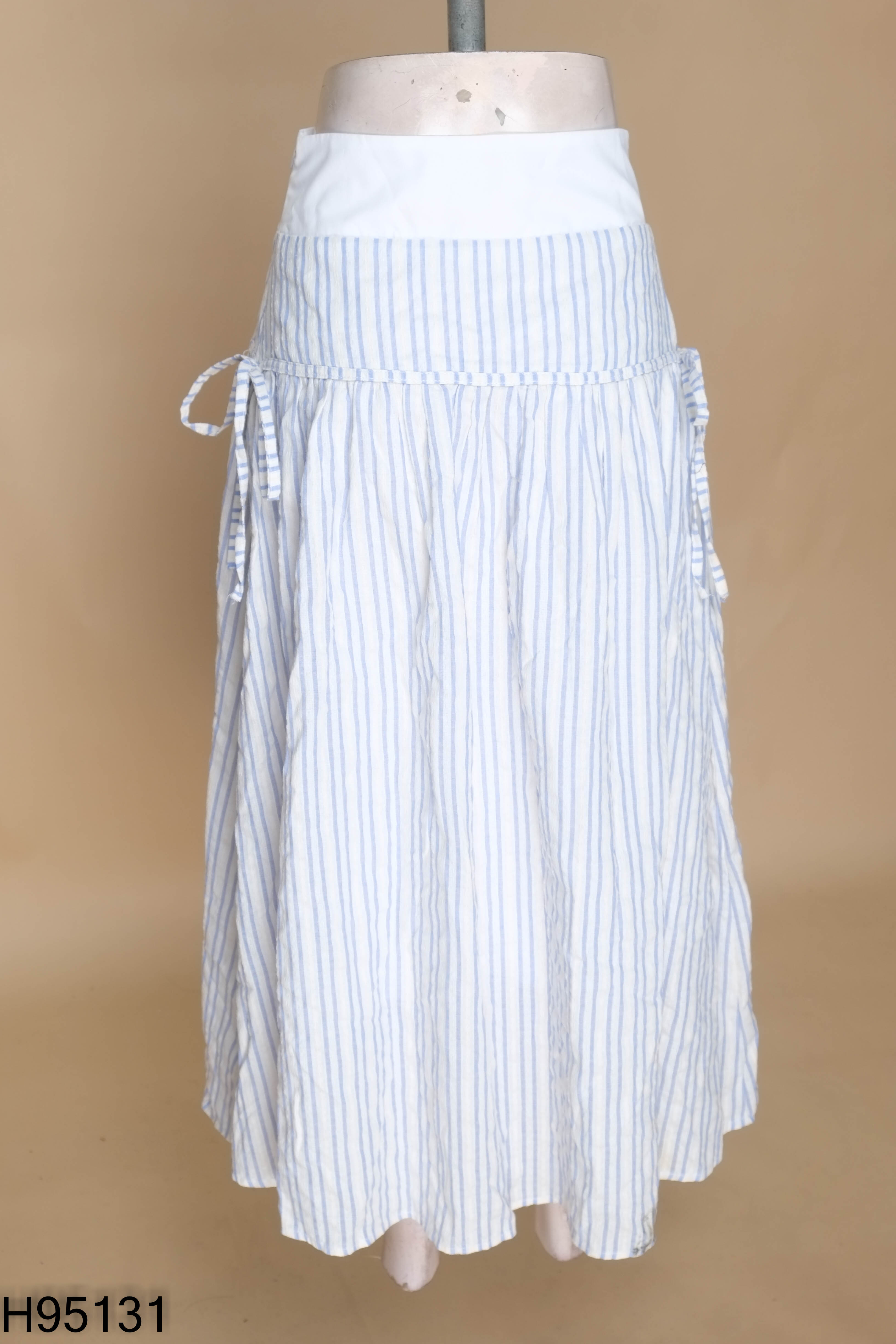 Chân váy trắng kẻ xanh