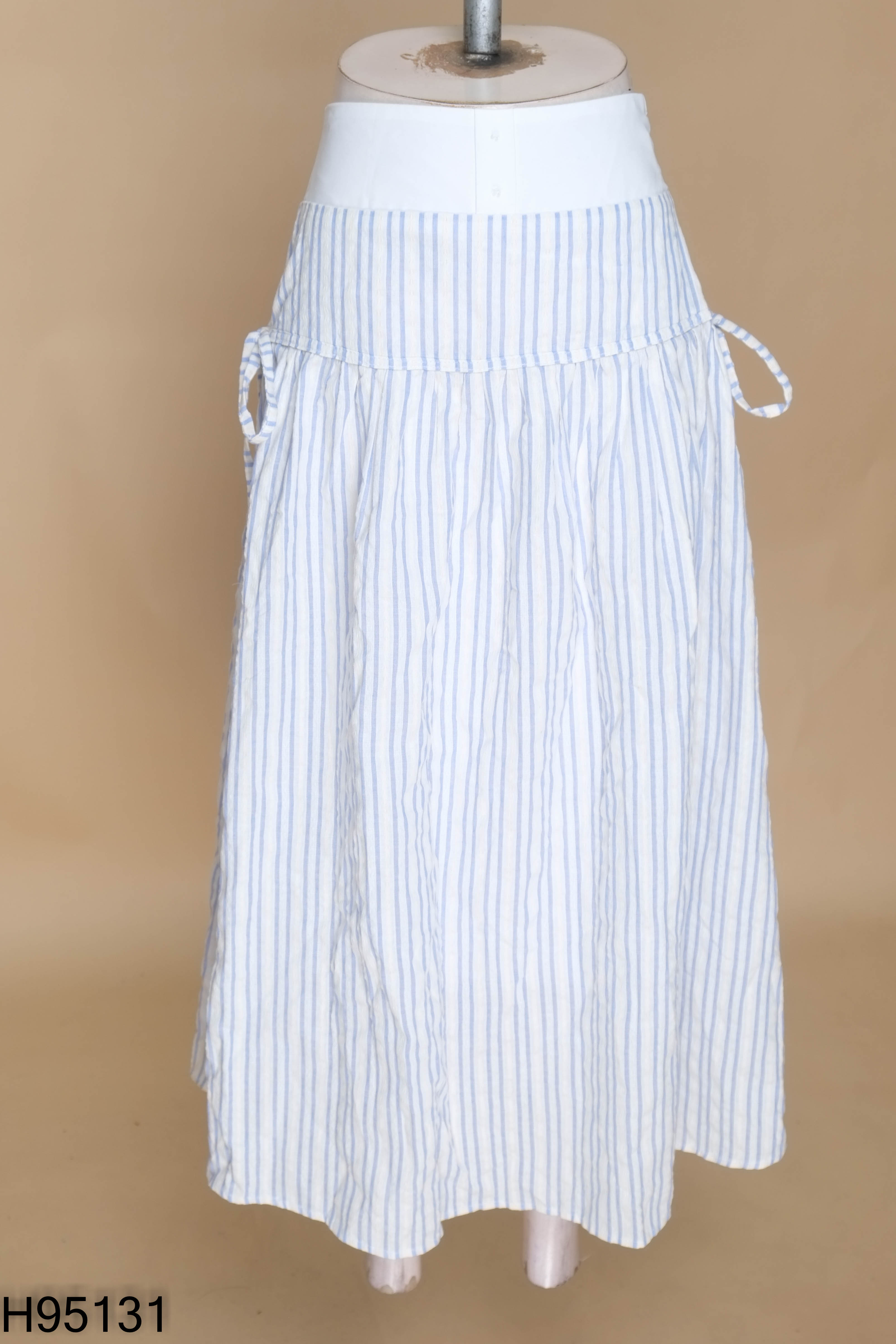 Chân váy trắng kẻ xanh