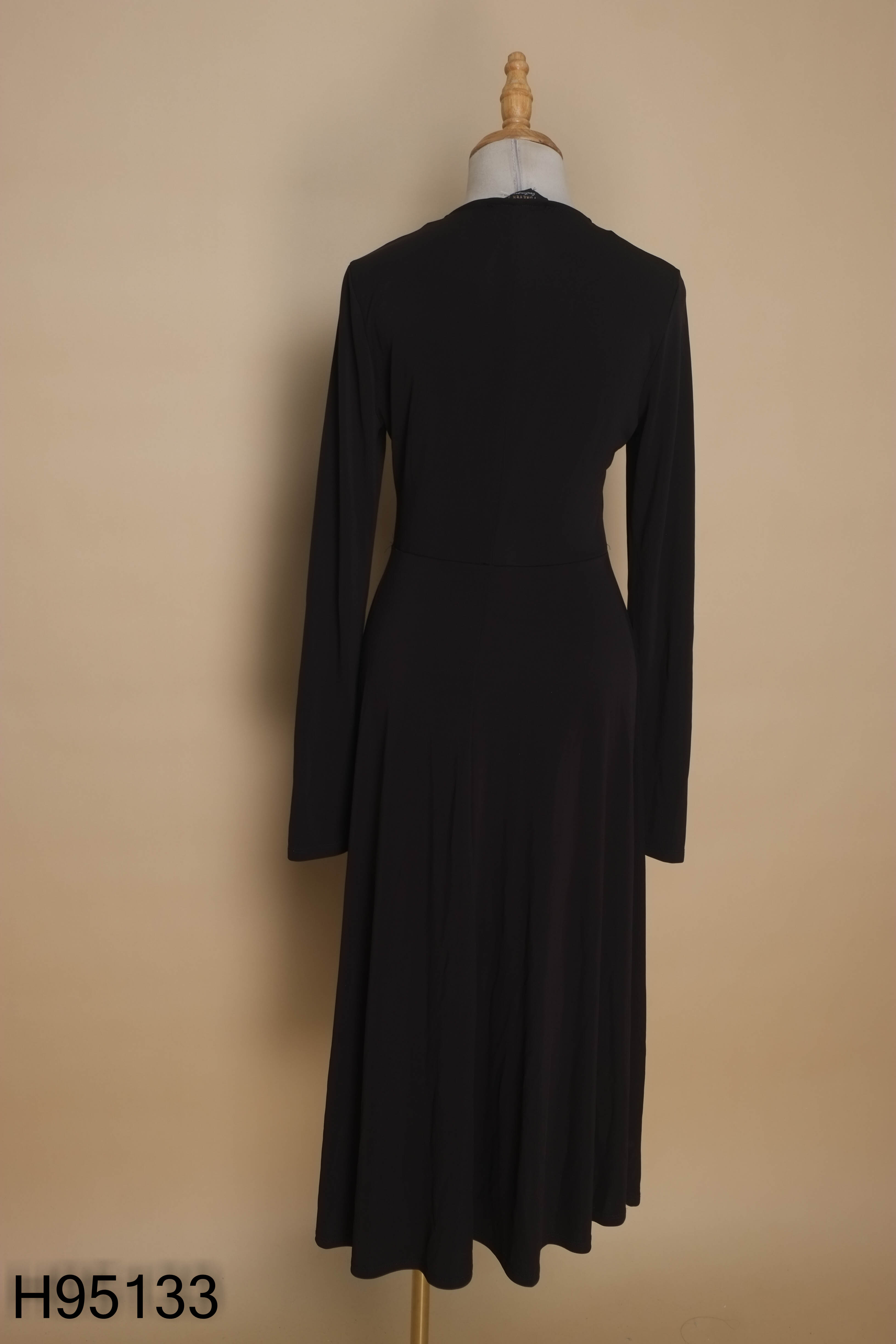 Váy đen FOREVER 21 cổ V