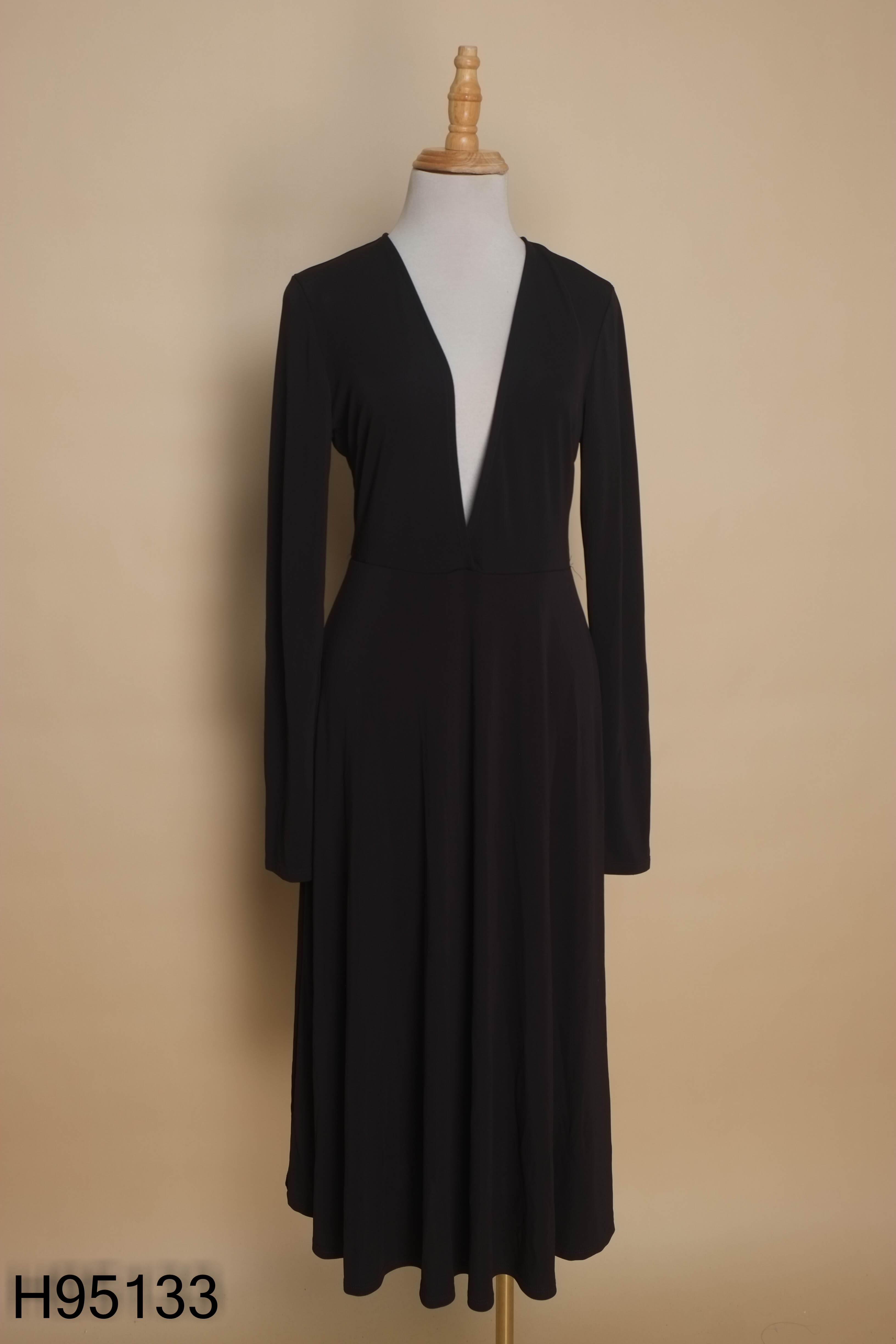 Váy đen FOREVER 21 cổ V
