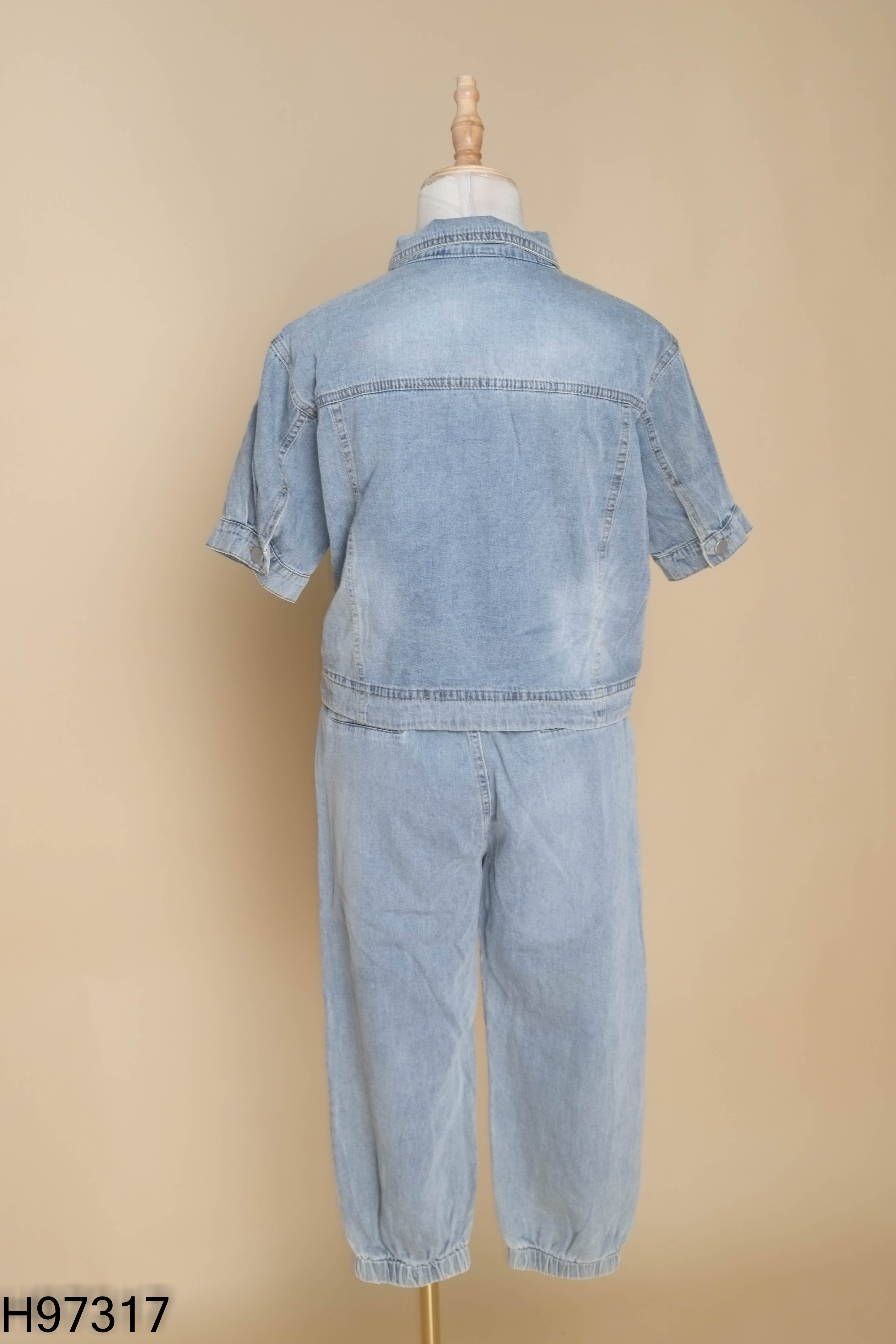 Set áo jean đính ngọc trai + quần jean xanh