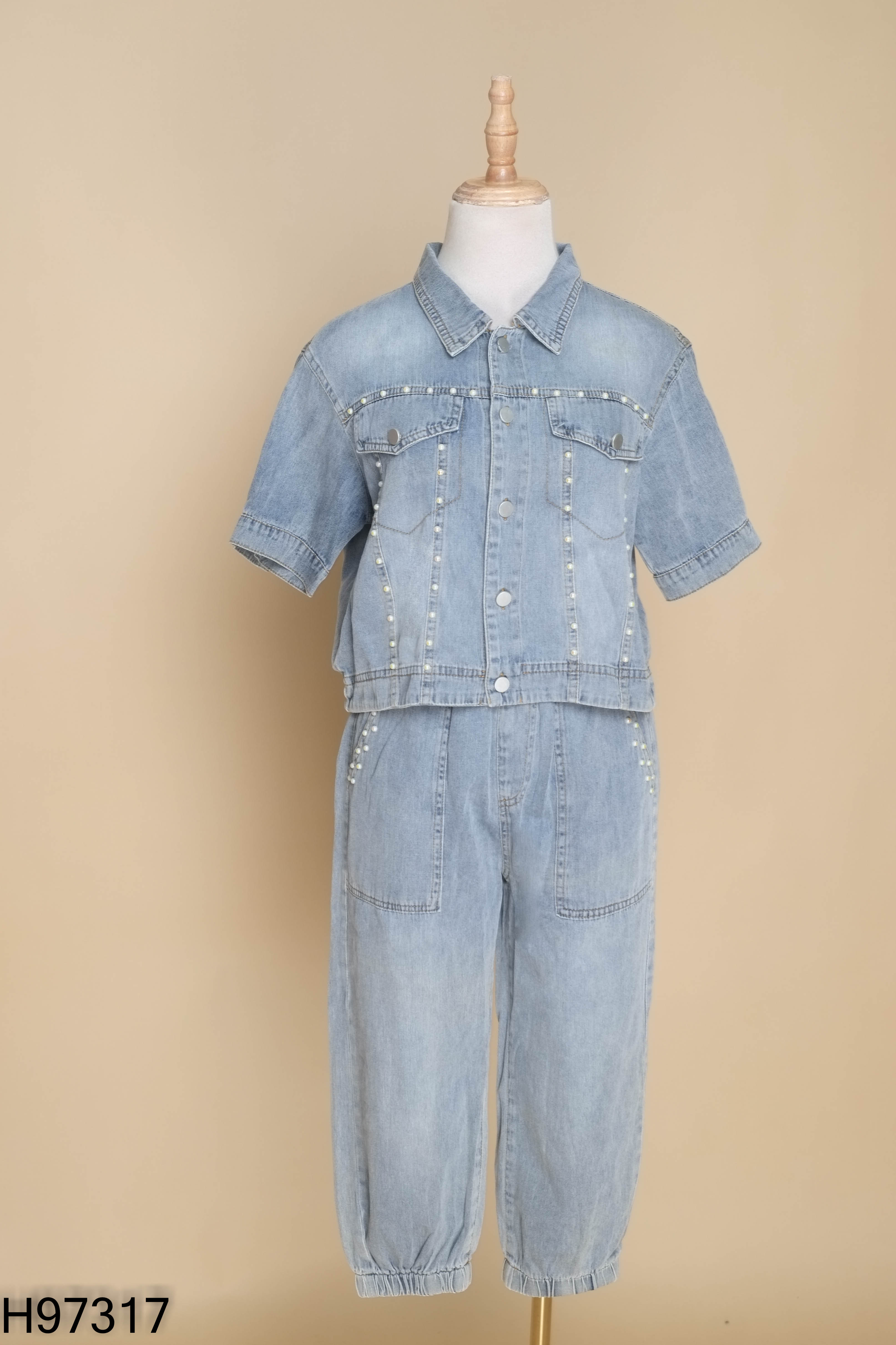 Set áo jean đính ngọc trai + quần jean xanh