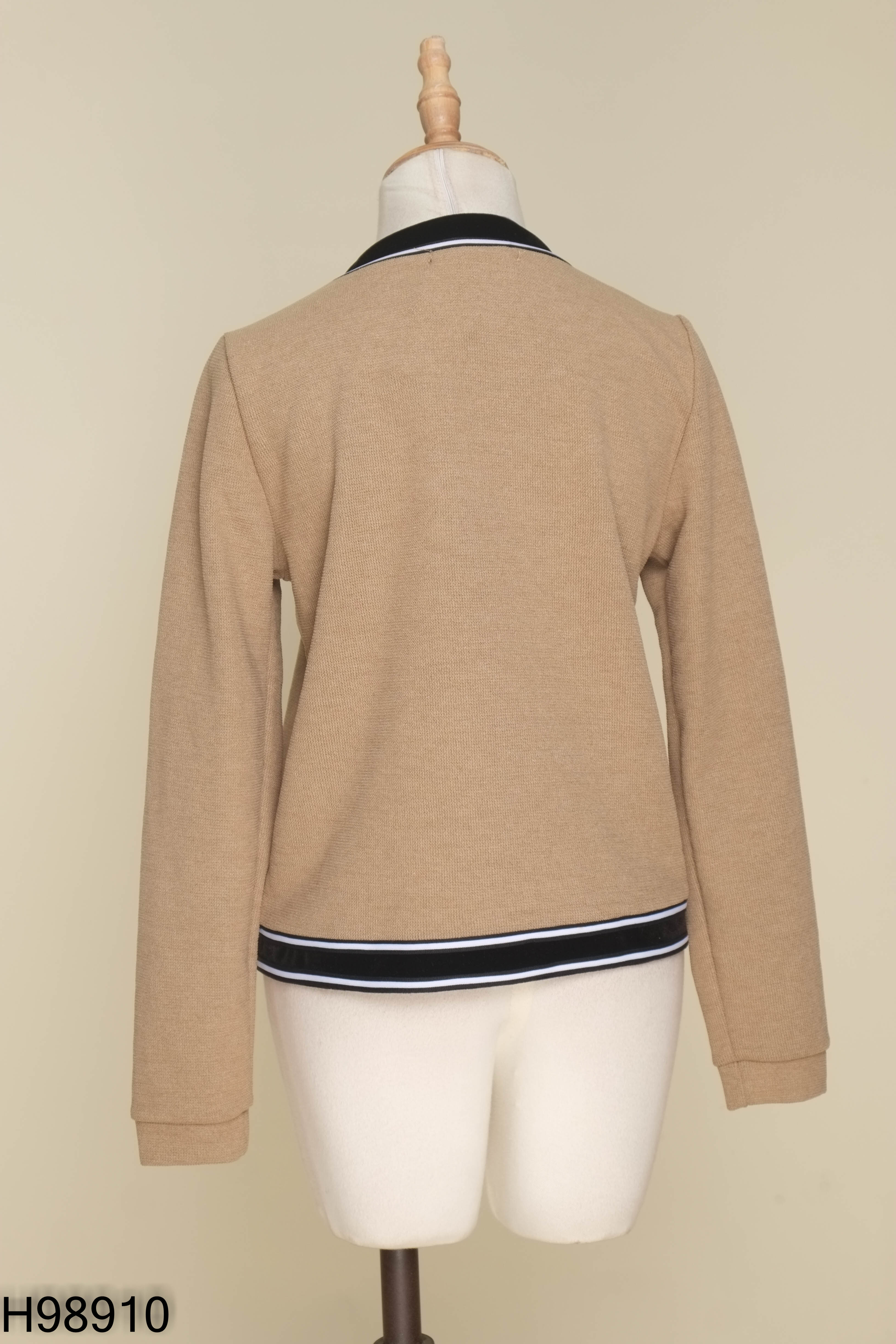 Áo cardigans nâu viền đen trắng