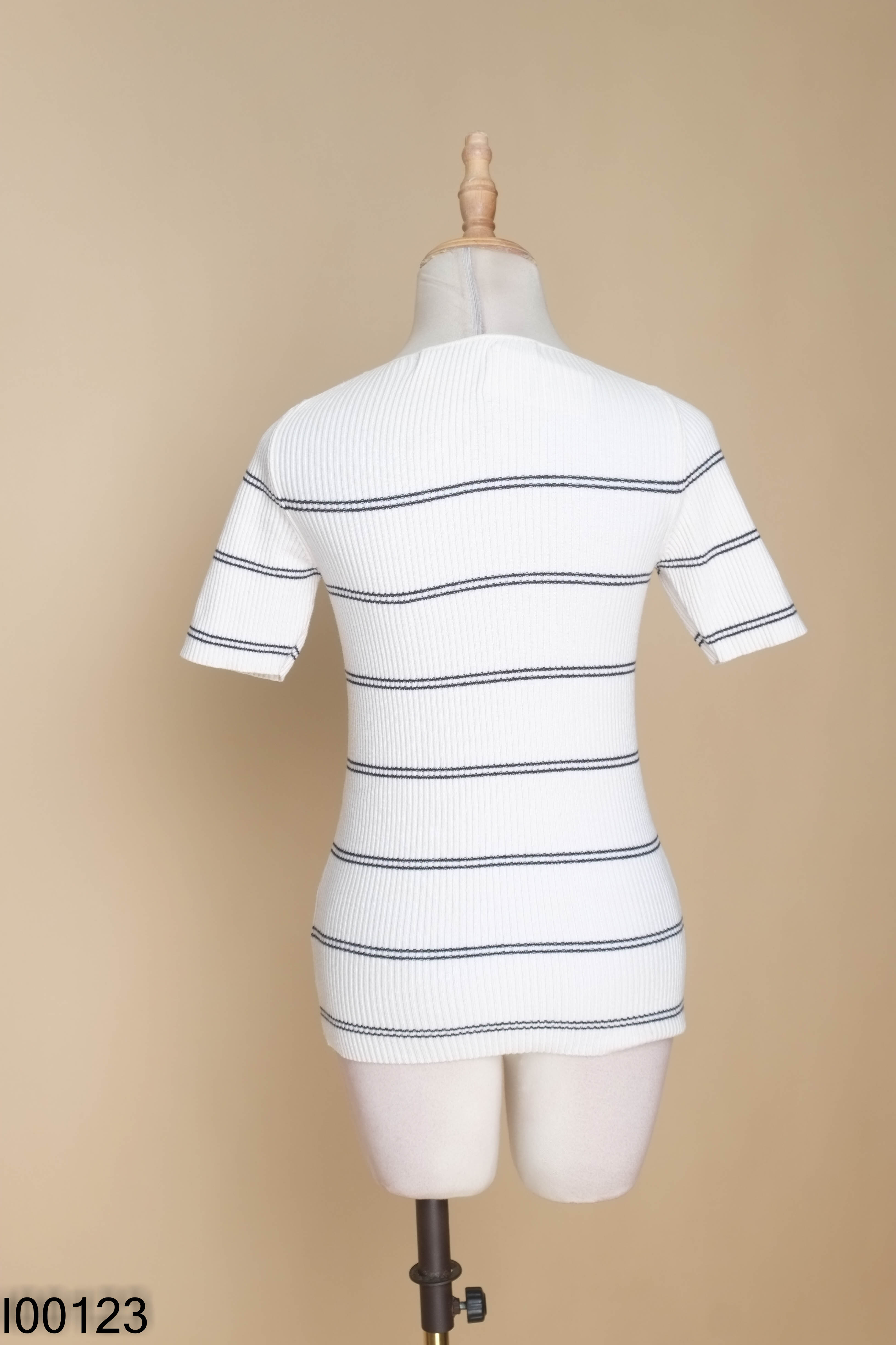 Áo UNIQLO trắng kẻ đen
