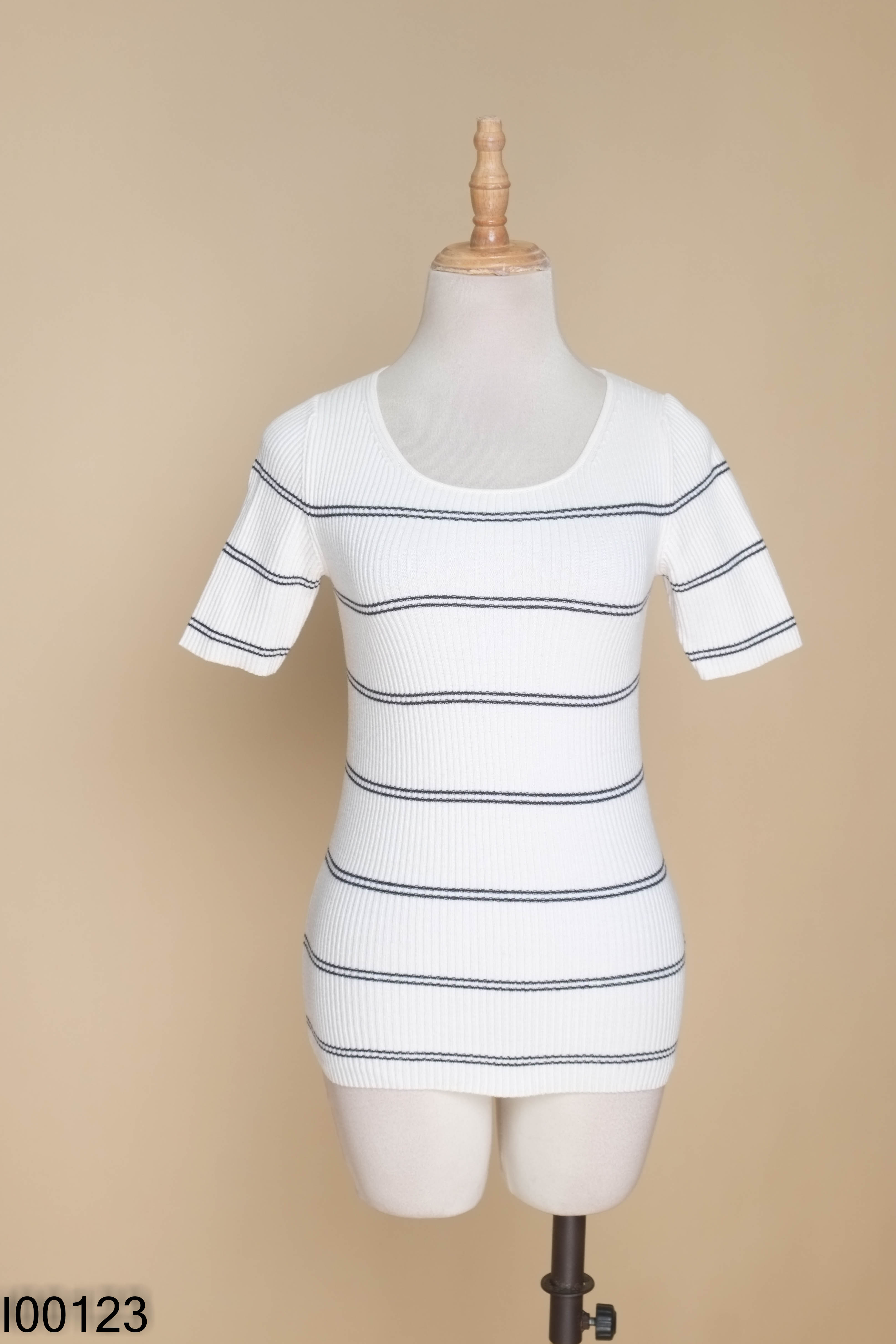 Áo UNIQLO trắng kẻ đen