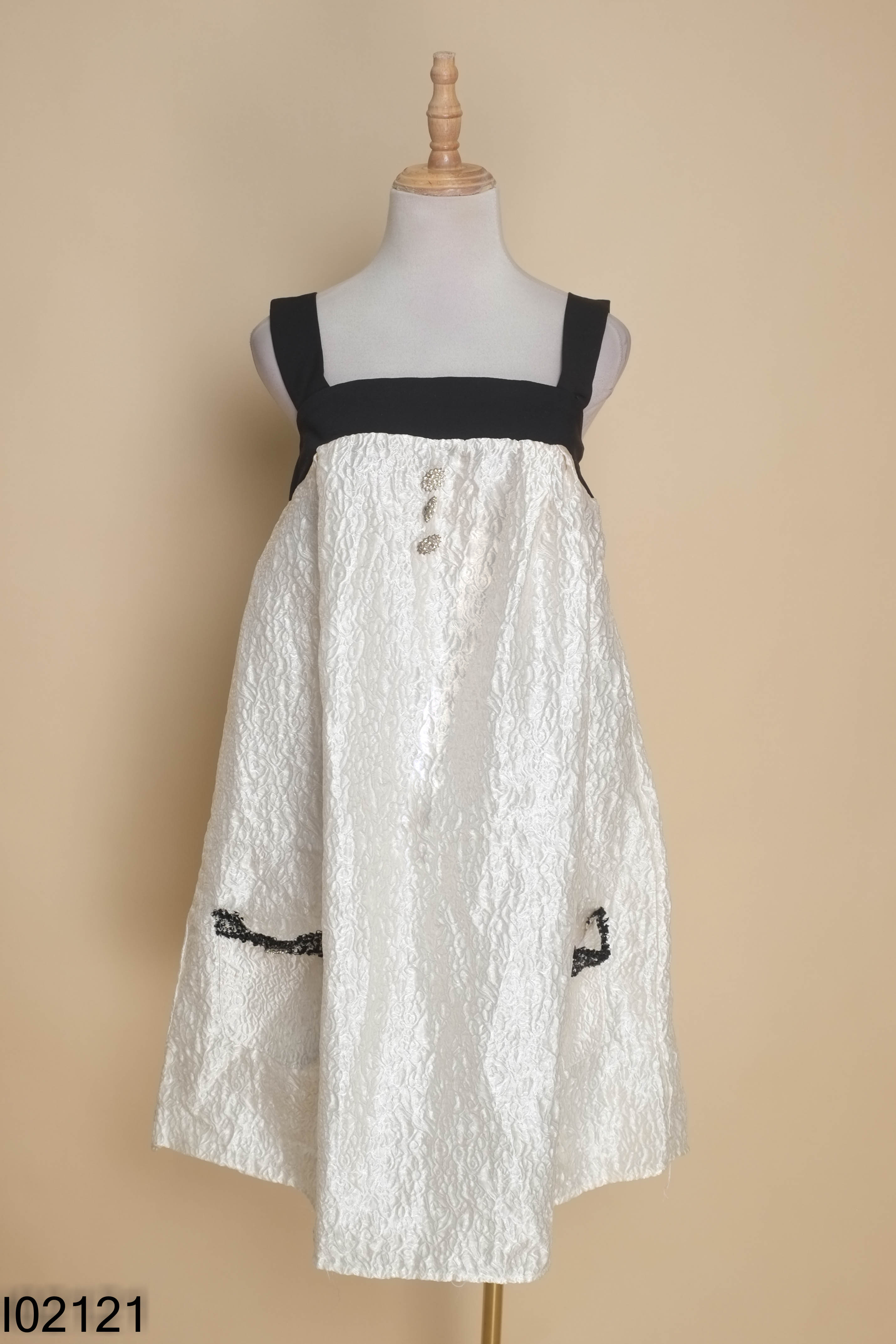 Váy K boutique be viền đen