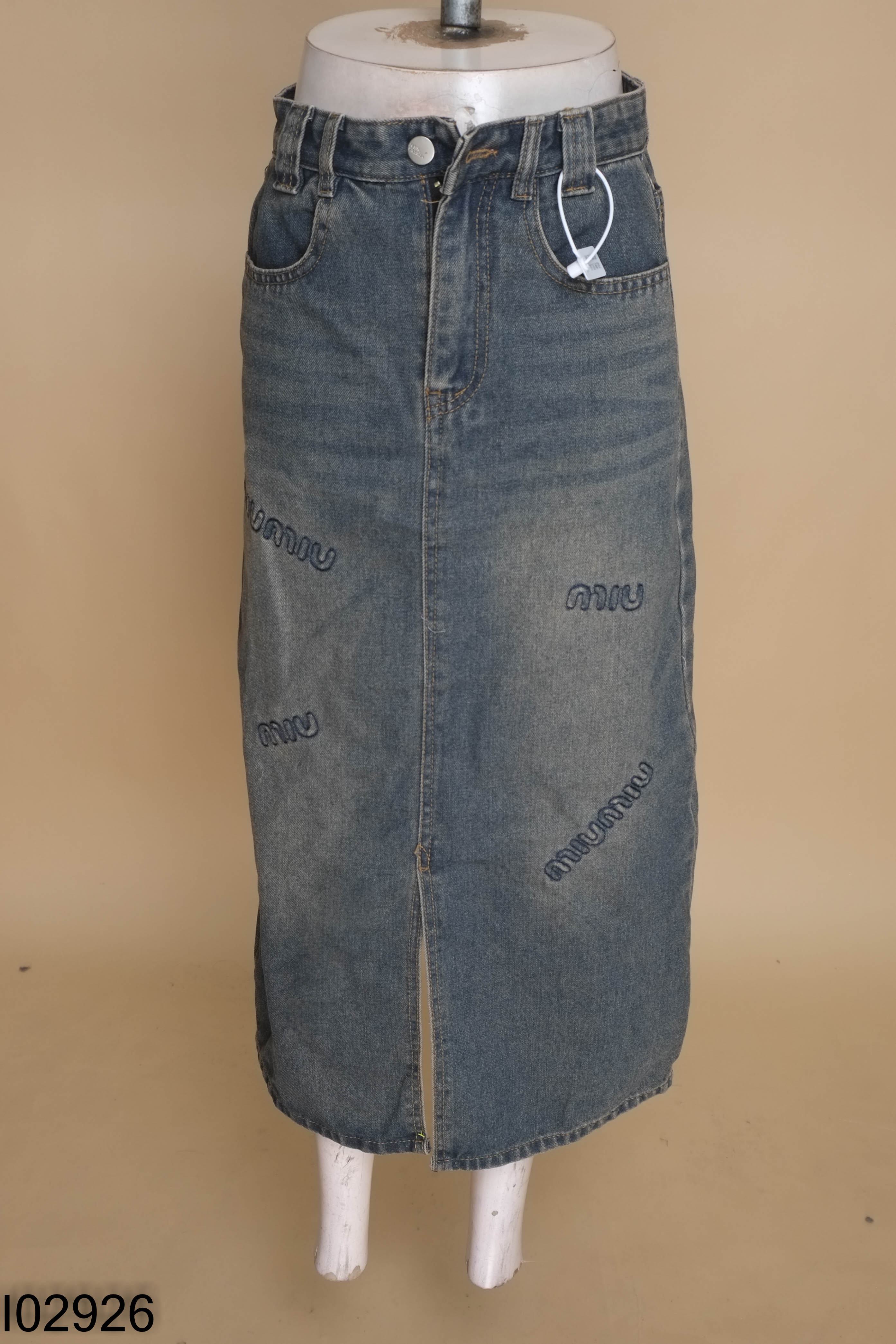 NEWTAG Chân váy jeans xanh thêu chữ