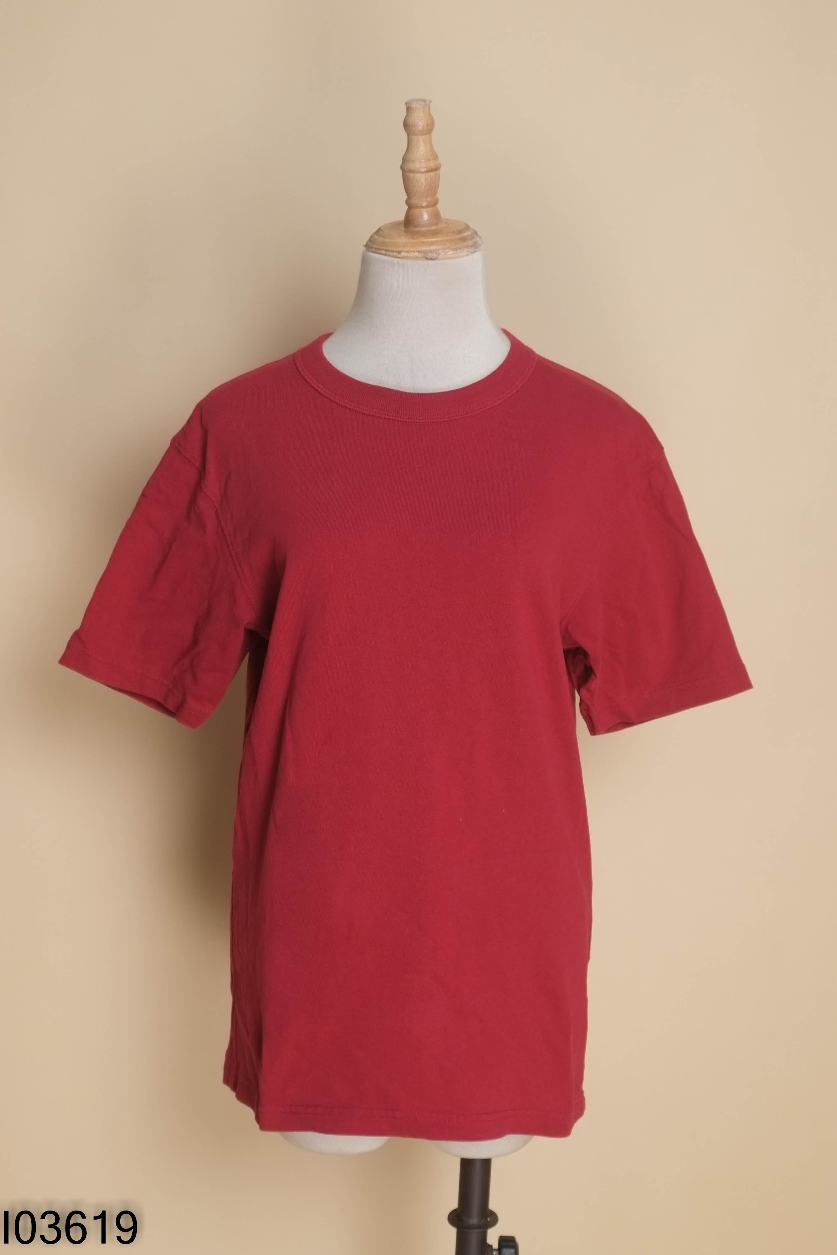 Áo thun UNIQLO đỏ sẫm