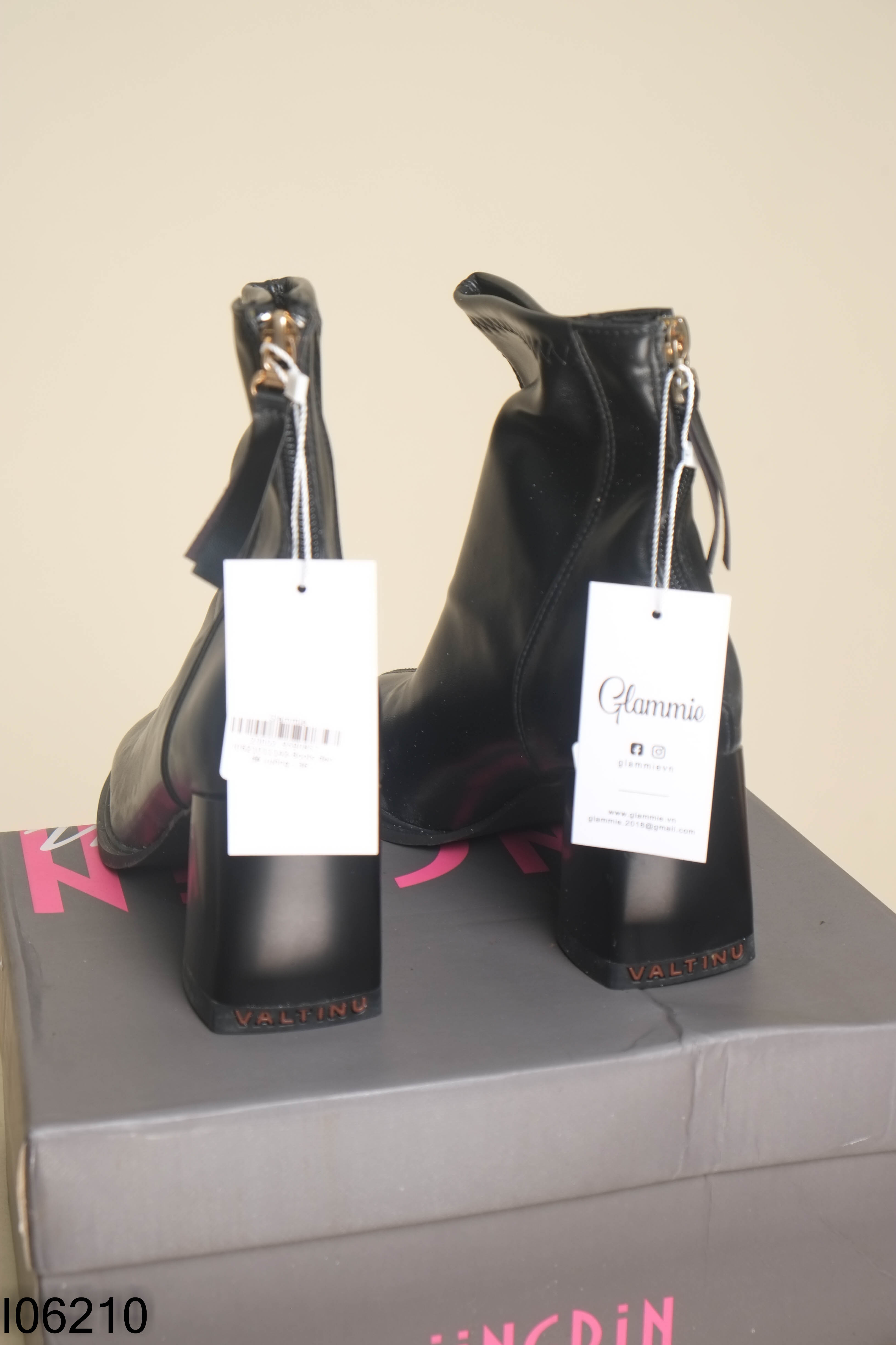 Boots đen đế vuông