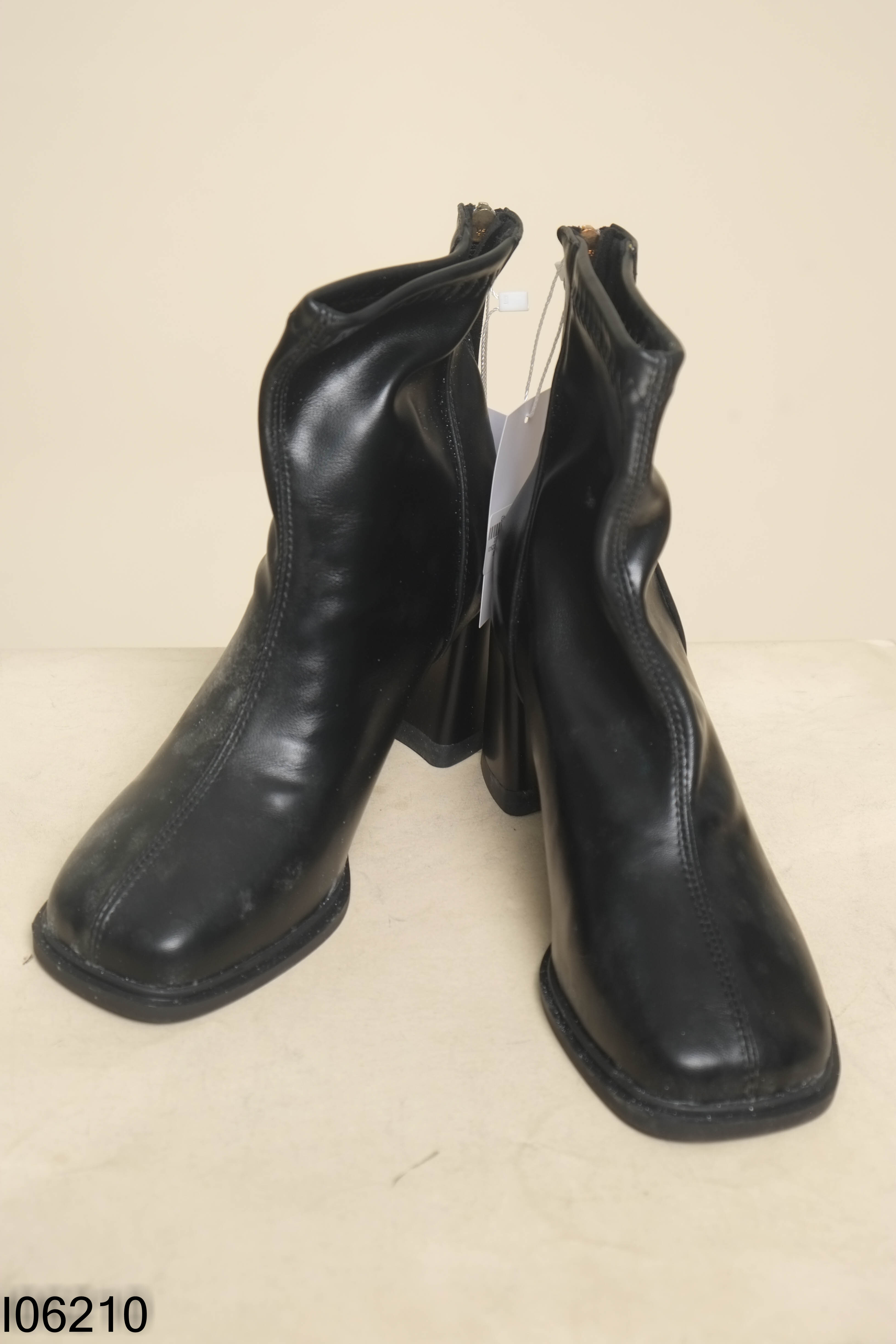 Boots đen đế vuông