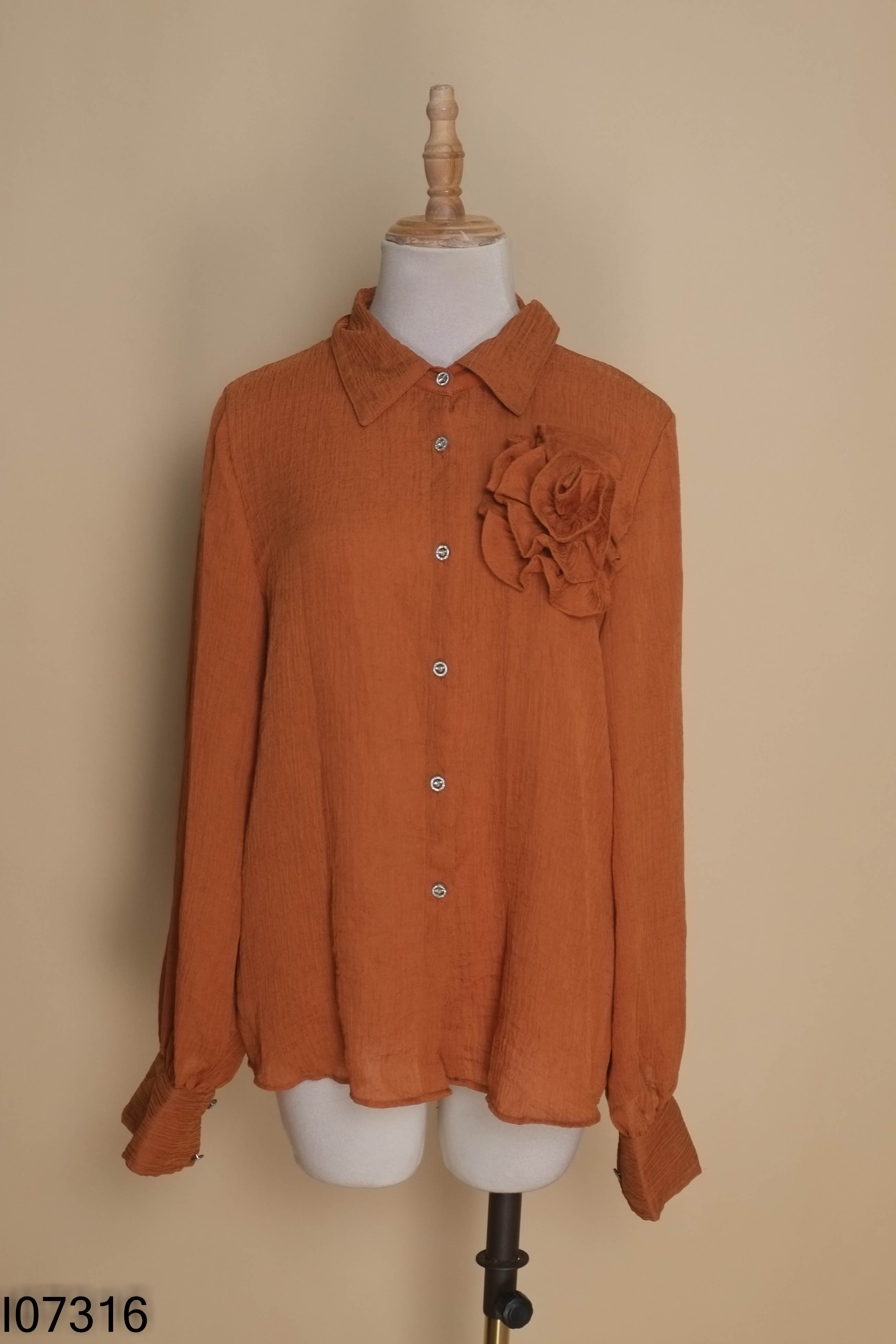 Áo sơ mi nâu đính hoa