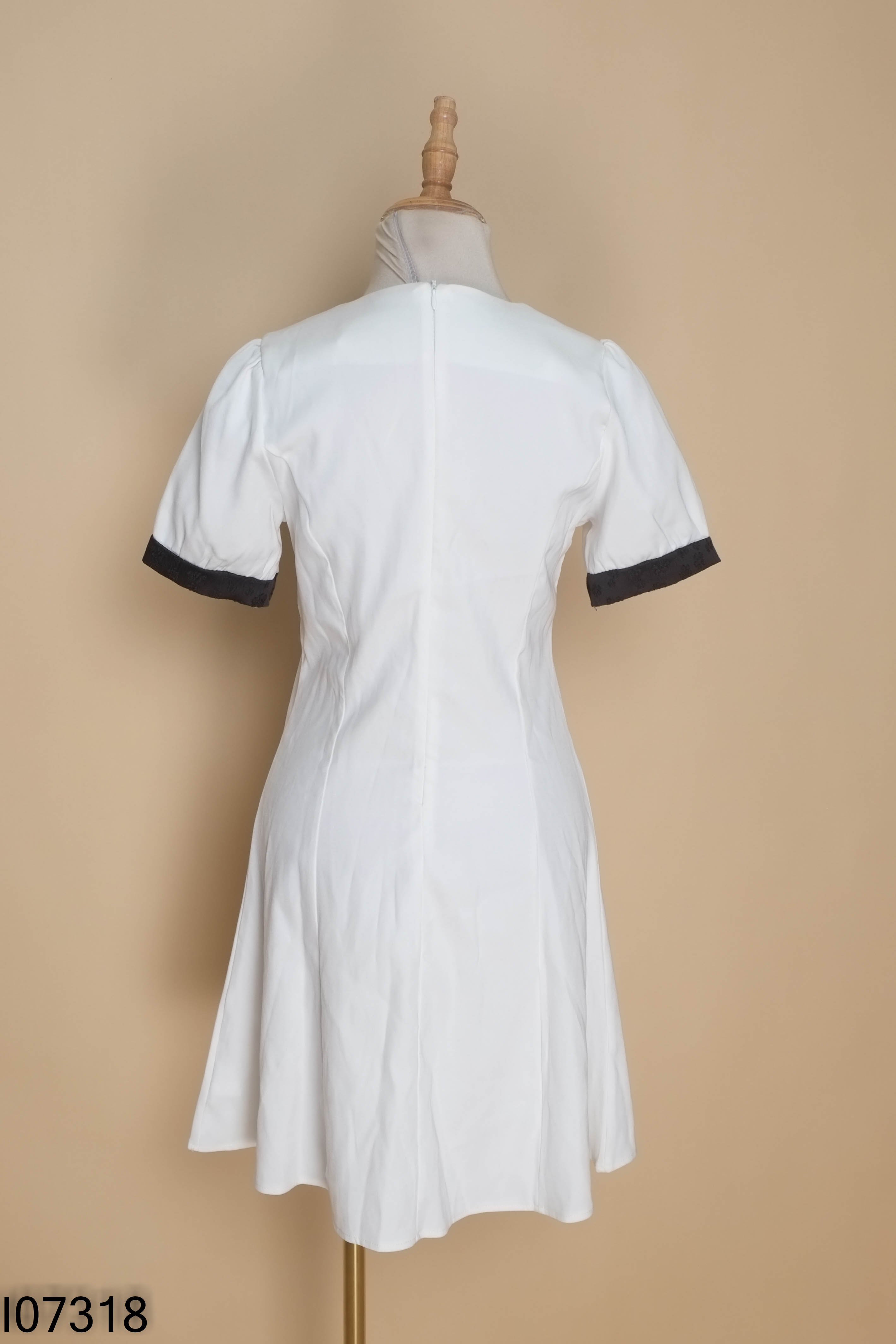 Váy trắng cổ nơ đen
