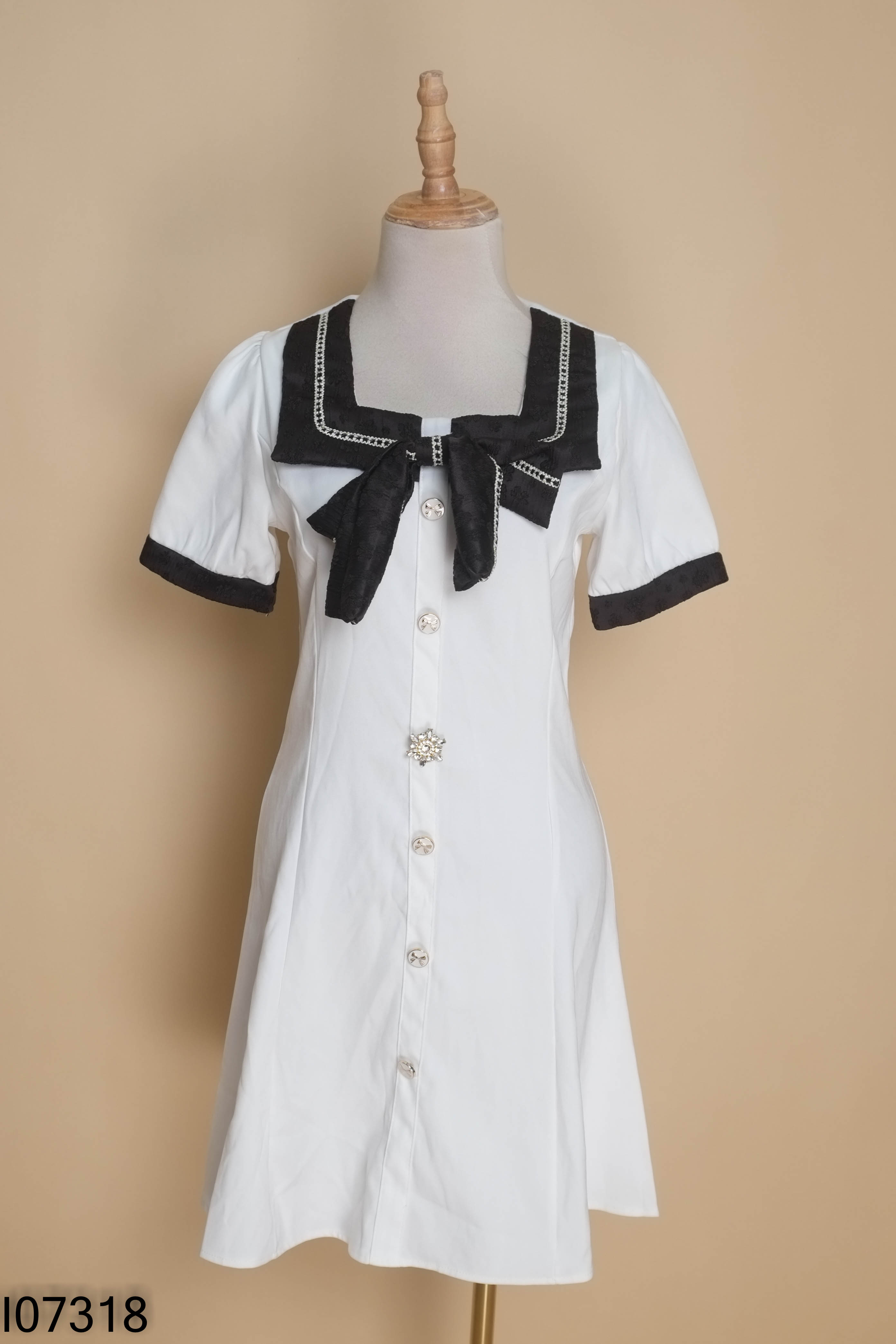 Váy trắng cổ nơ đen