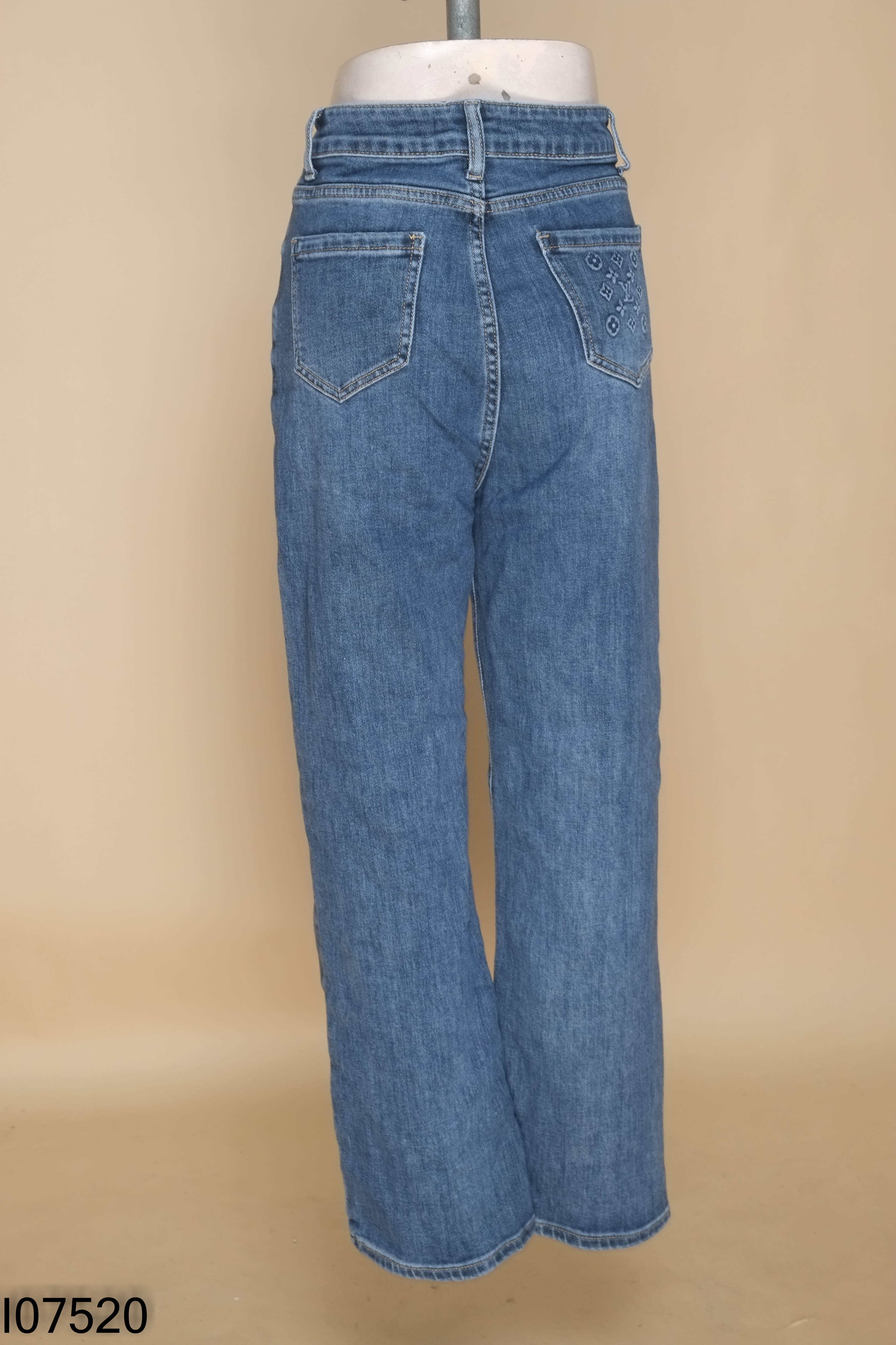 Quần jeans xanh trơn ống đứng