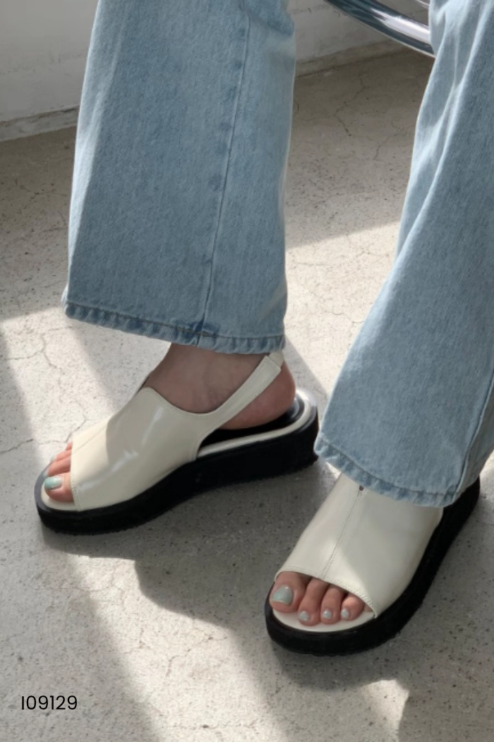 Sandals trắng đế đen 4P