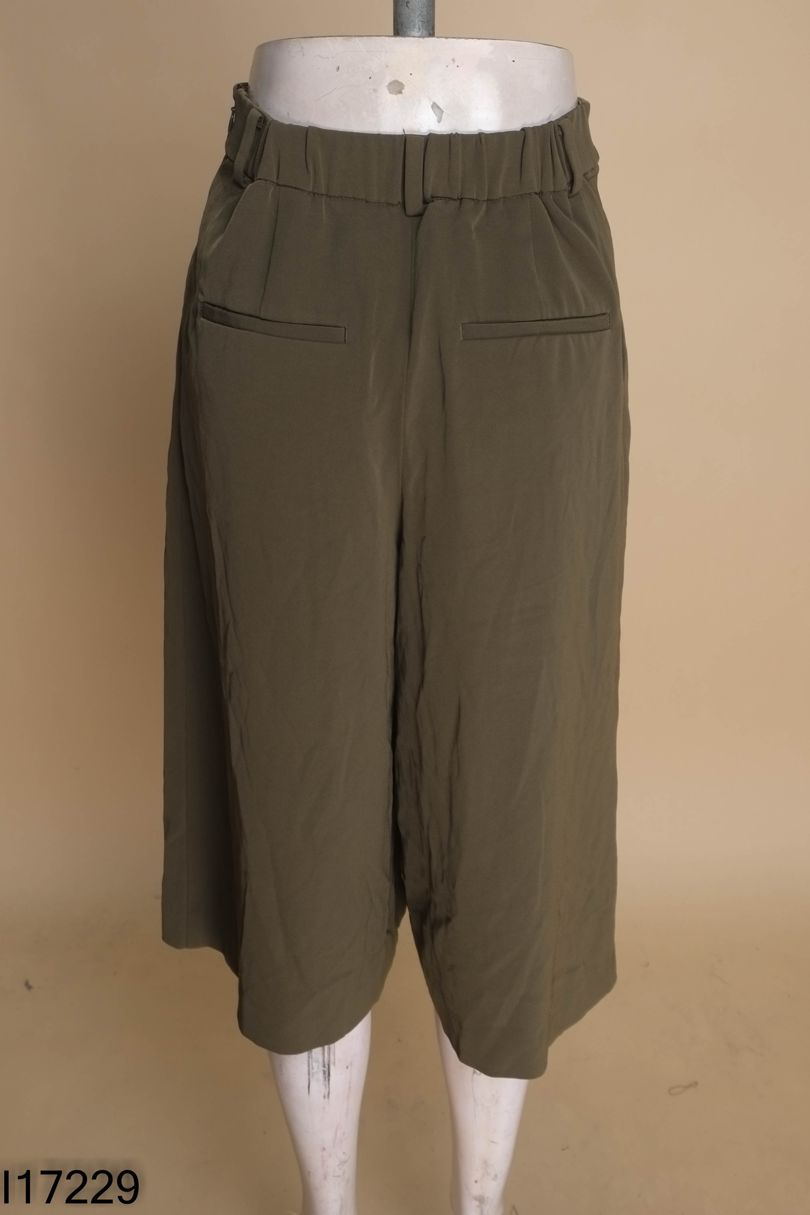 Quần UNIQLO culottes vải xanh rêu
