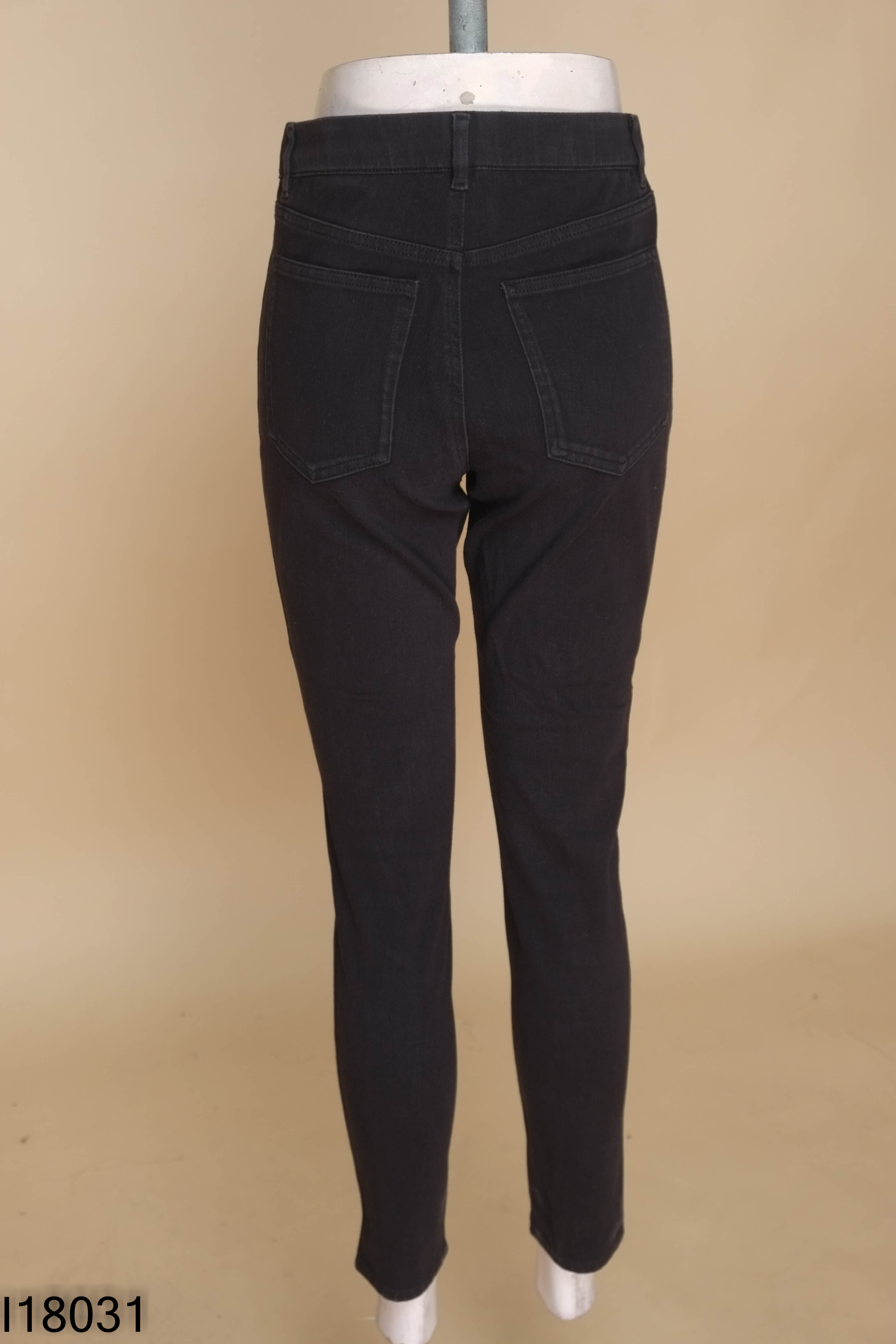 Quần jeans đen bó