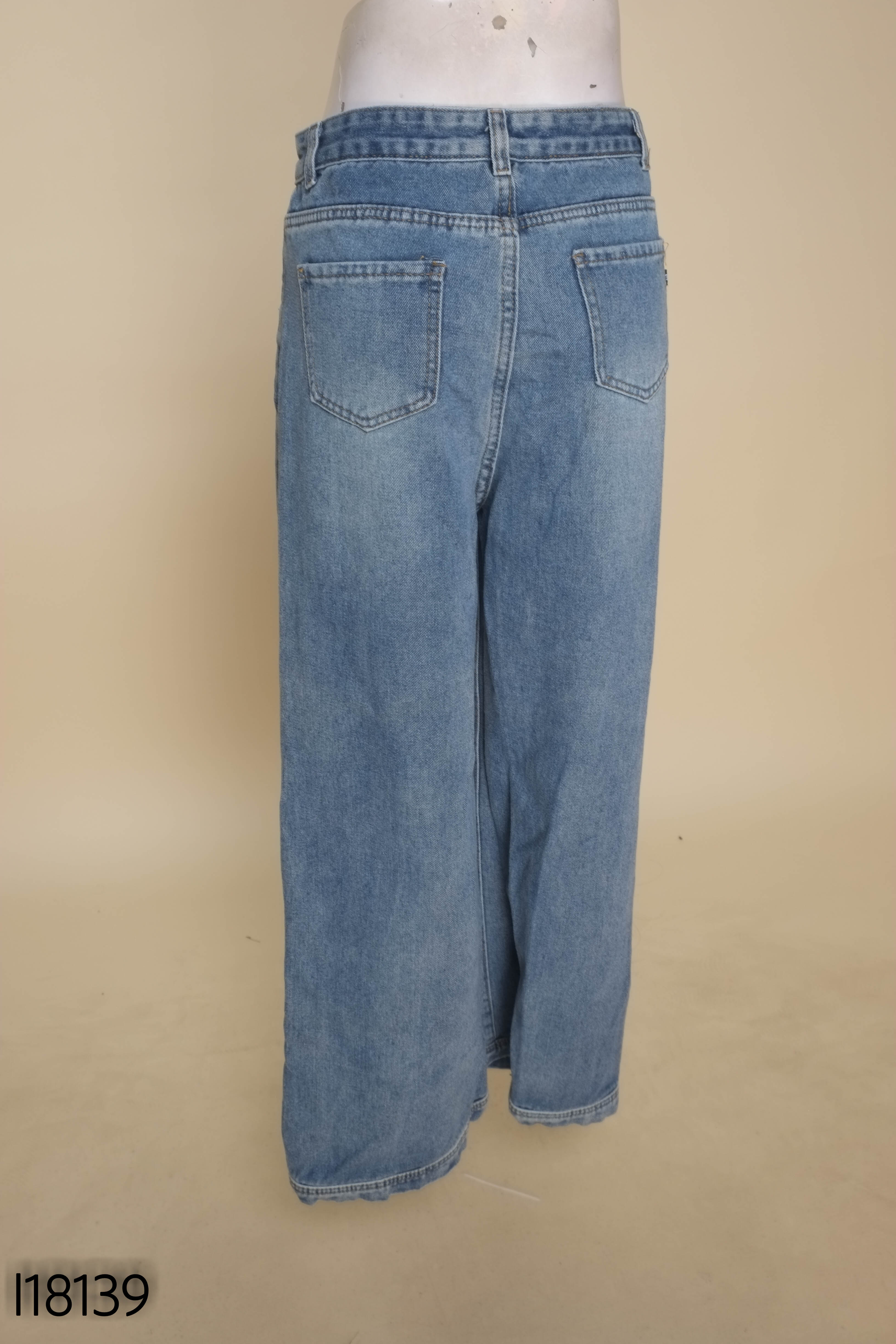 Quần jeans xanh suông