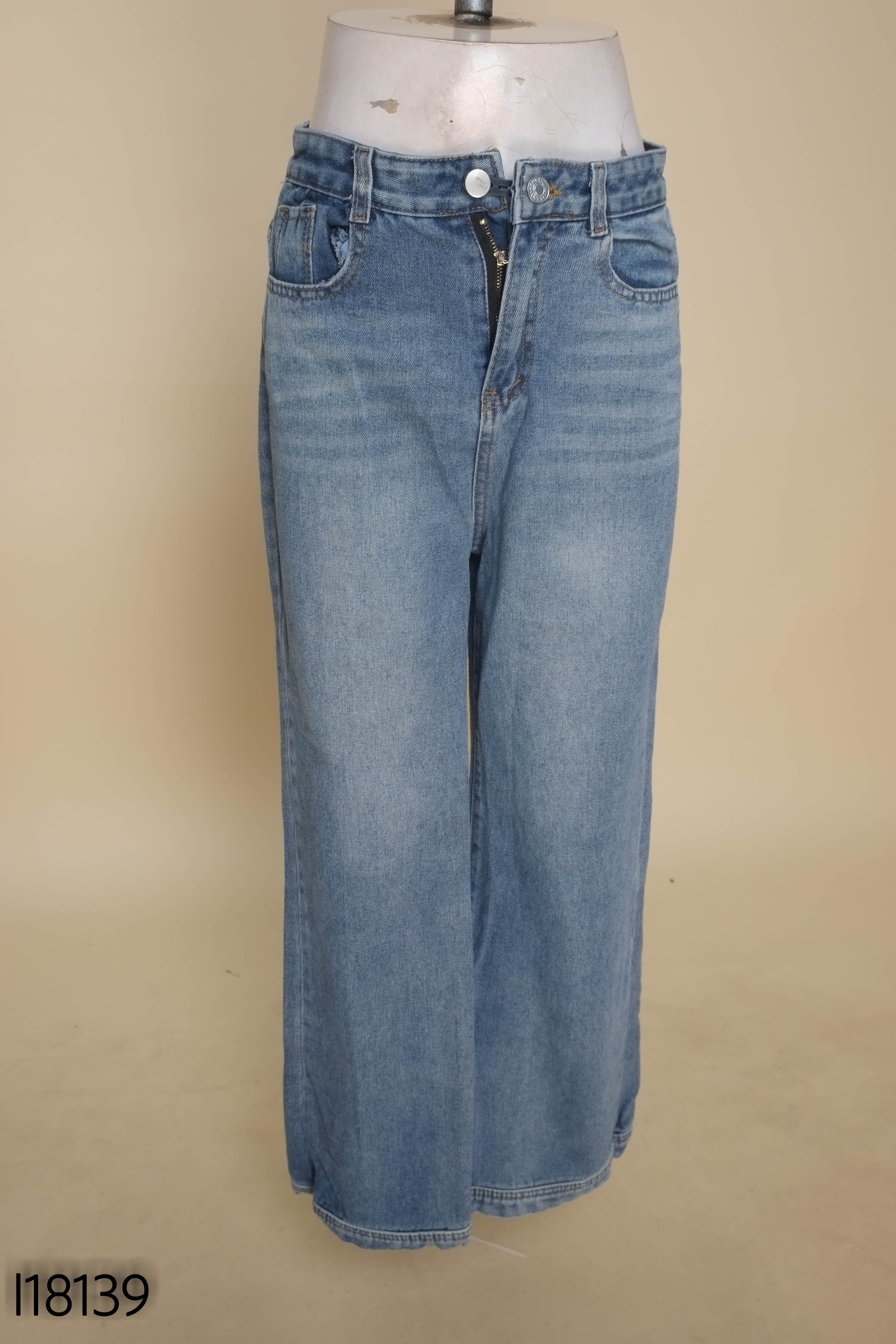 Quần jeans xanh suông