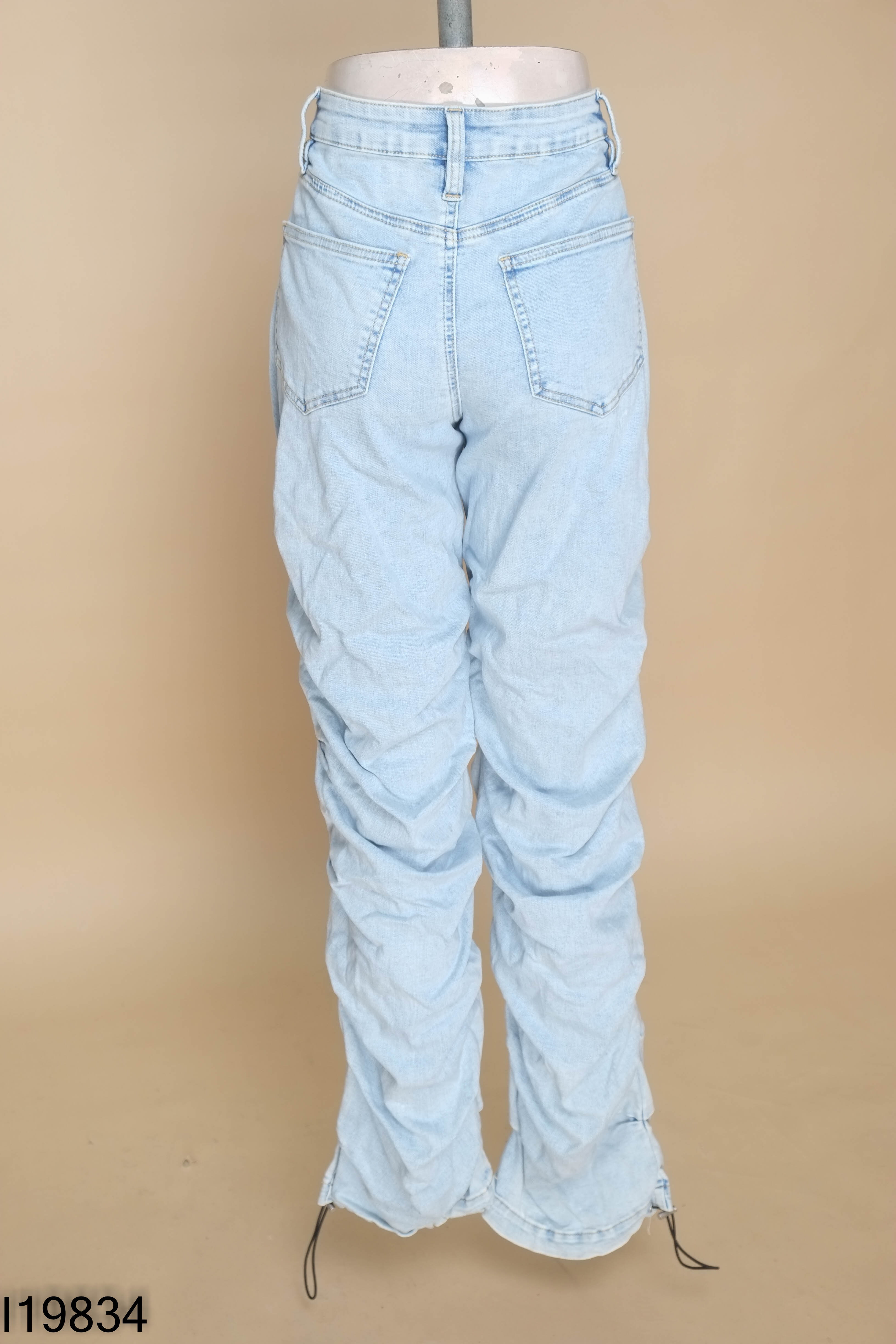 Quần jeans xanh nhạt phói kiểu FASHIONNOVA