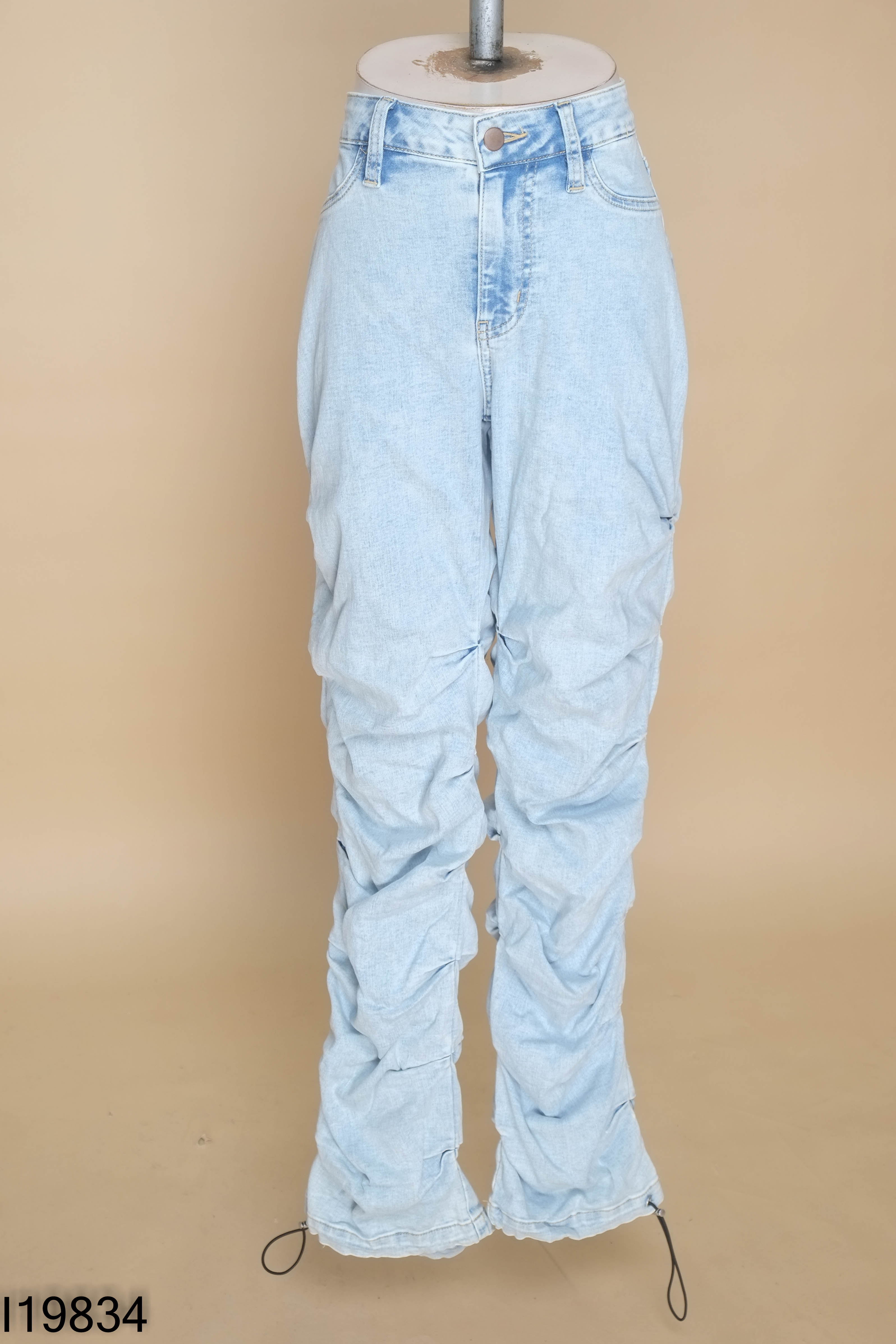 Quần jeans xanh nhạt phói kiểu FASHIONNOVA