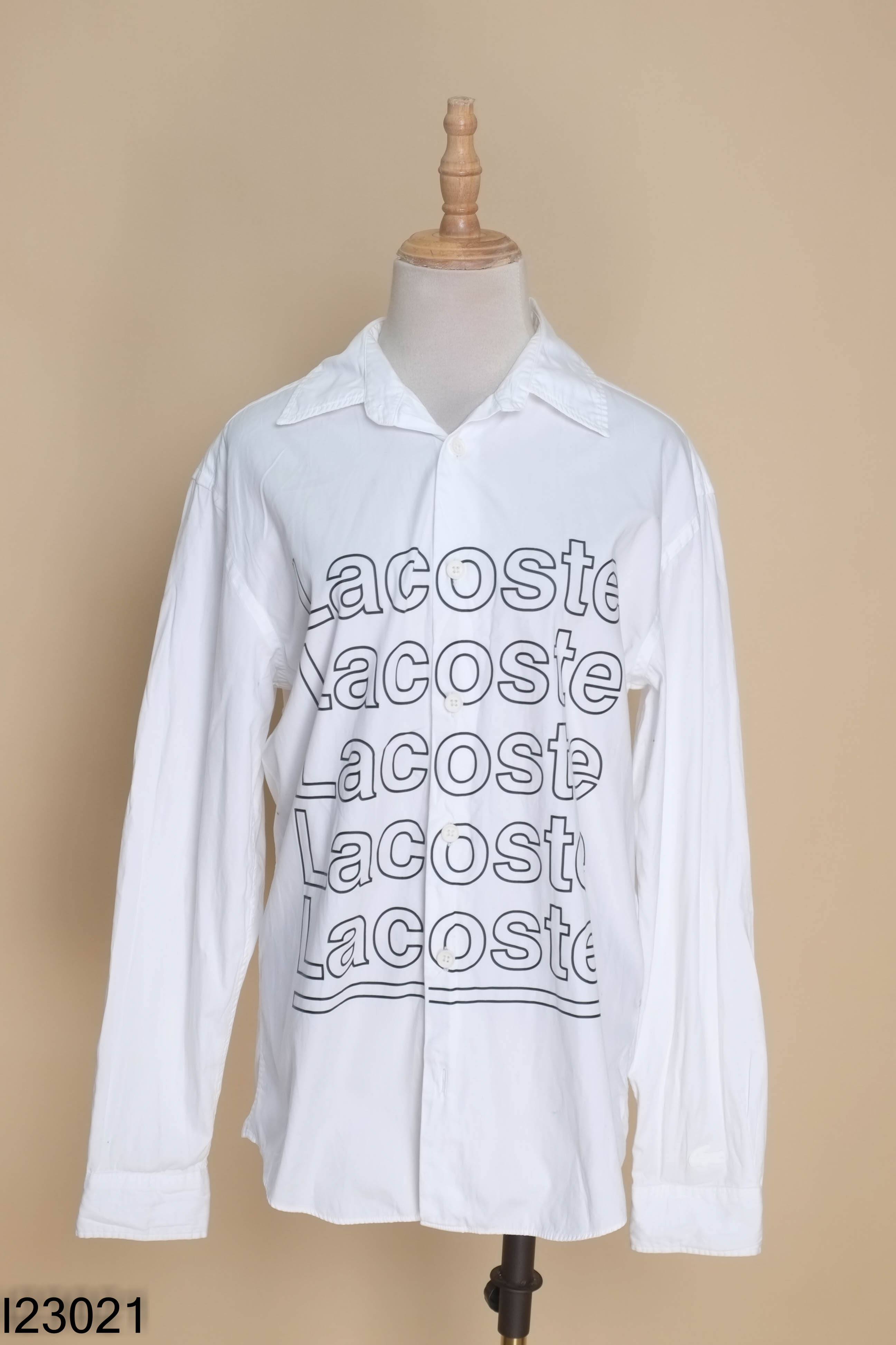 Áo LACOSTE(cắt tag) sơ mi trắng in chữ đen