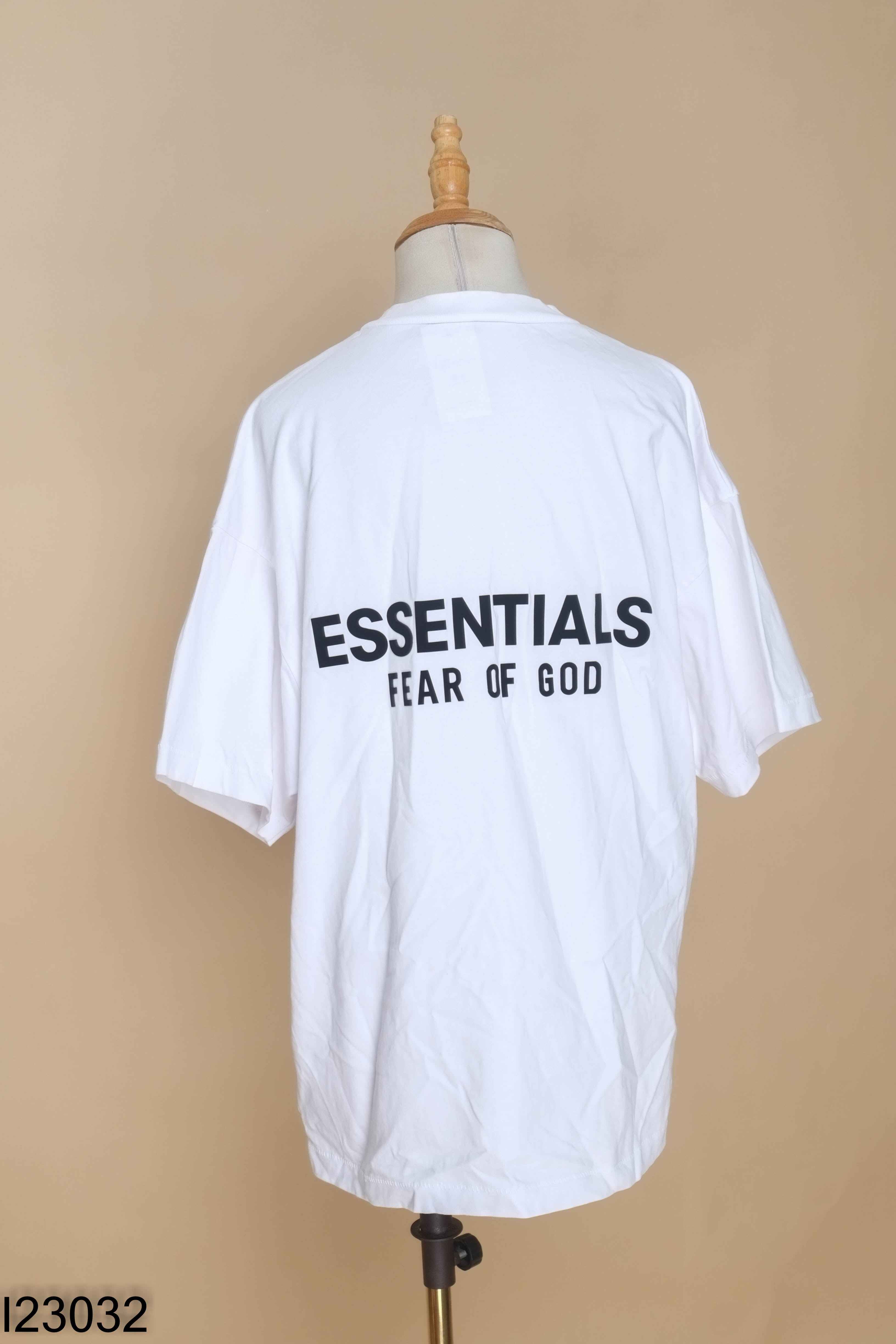 Áo thun ESSENTIALS trắng dập chữ