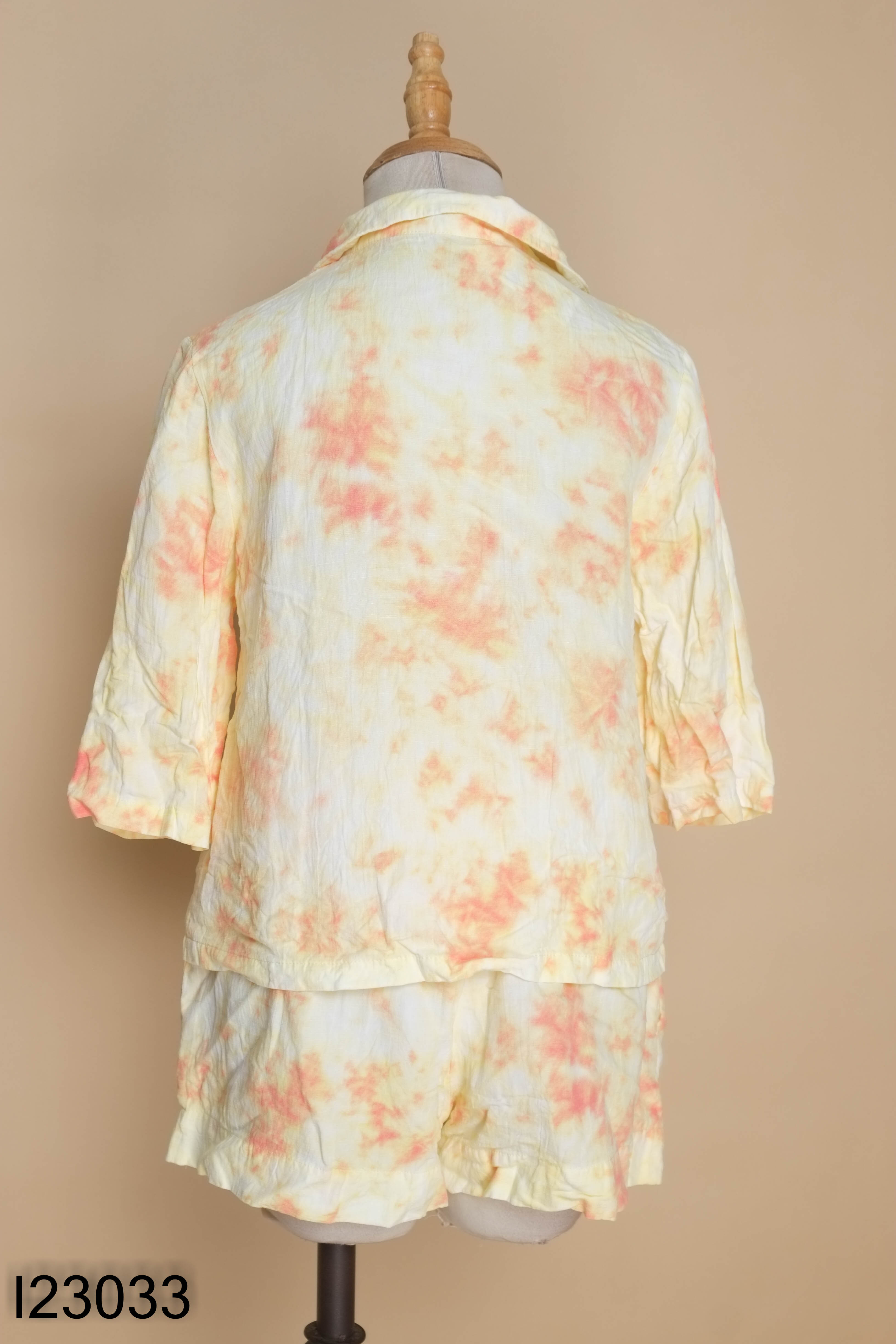 Áo linen vàng loang + quần shorts