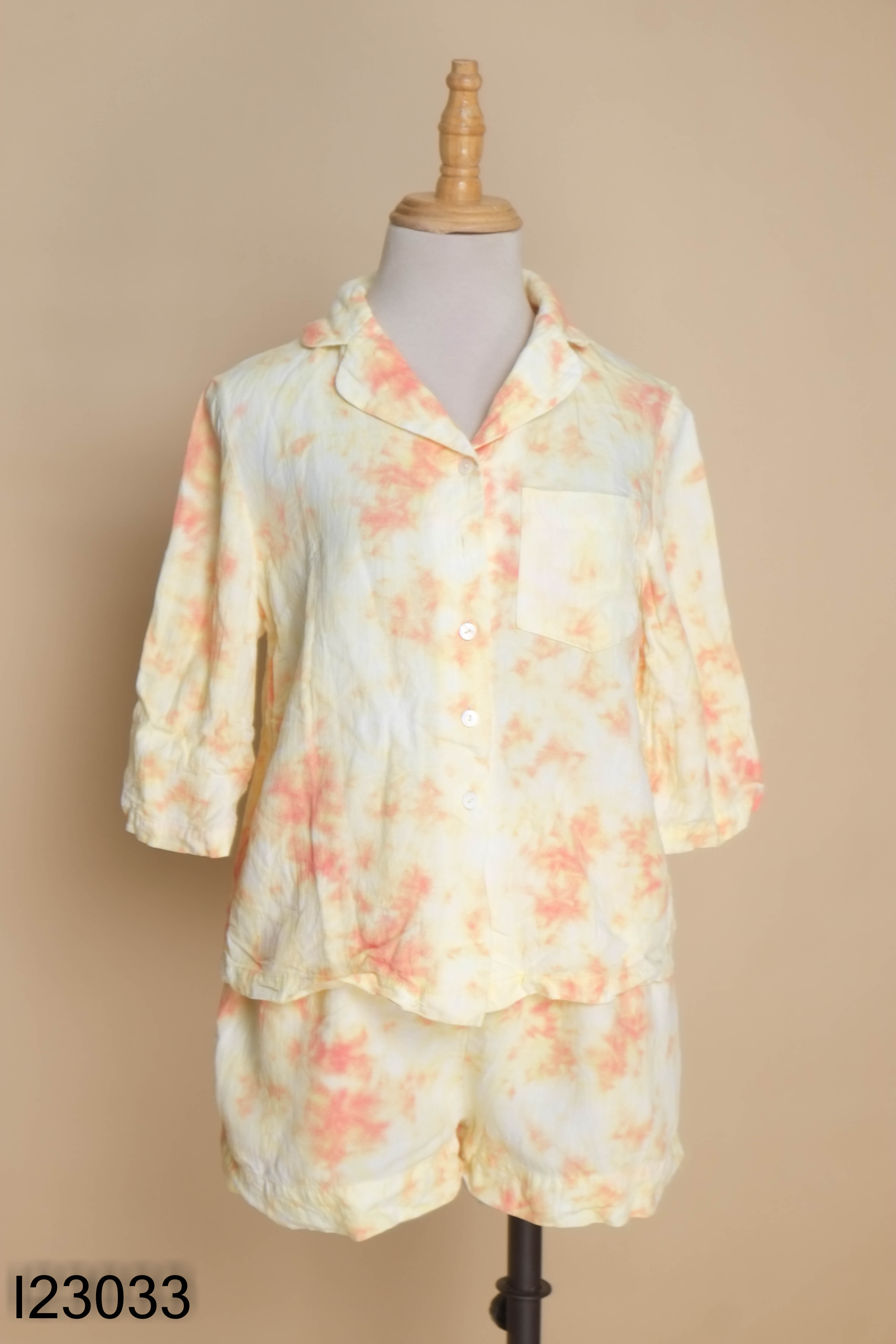 Áo linen vàng loang + quần shorts