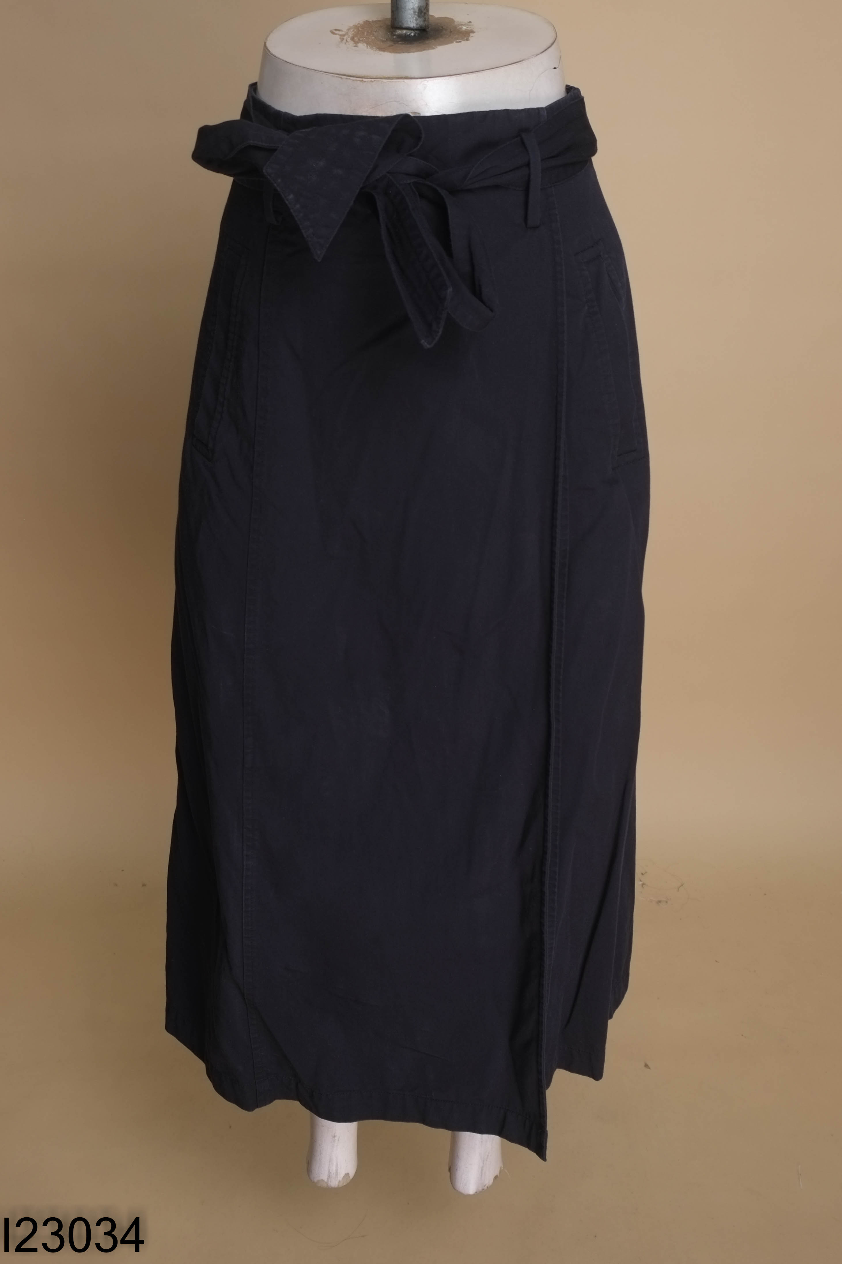 Chân váy UNIQLO xanh than dáng dài