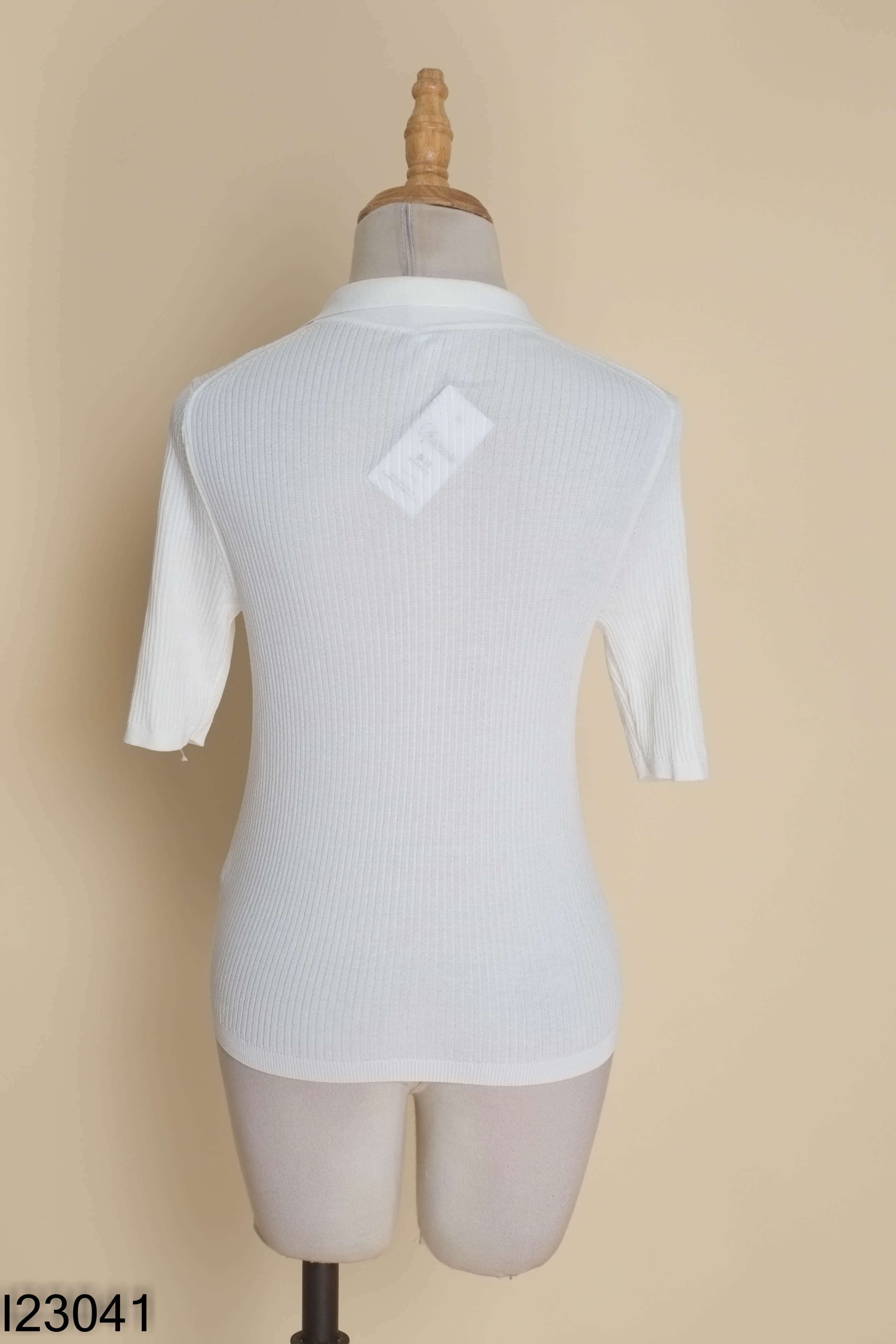 Áo len UNIQLO trắng trơn