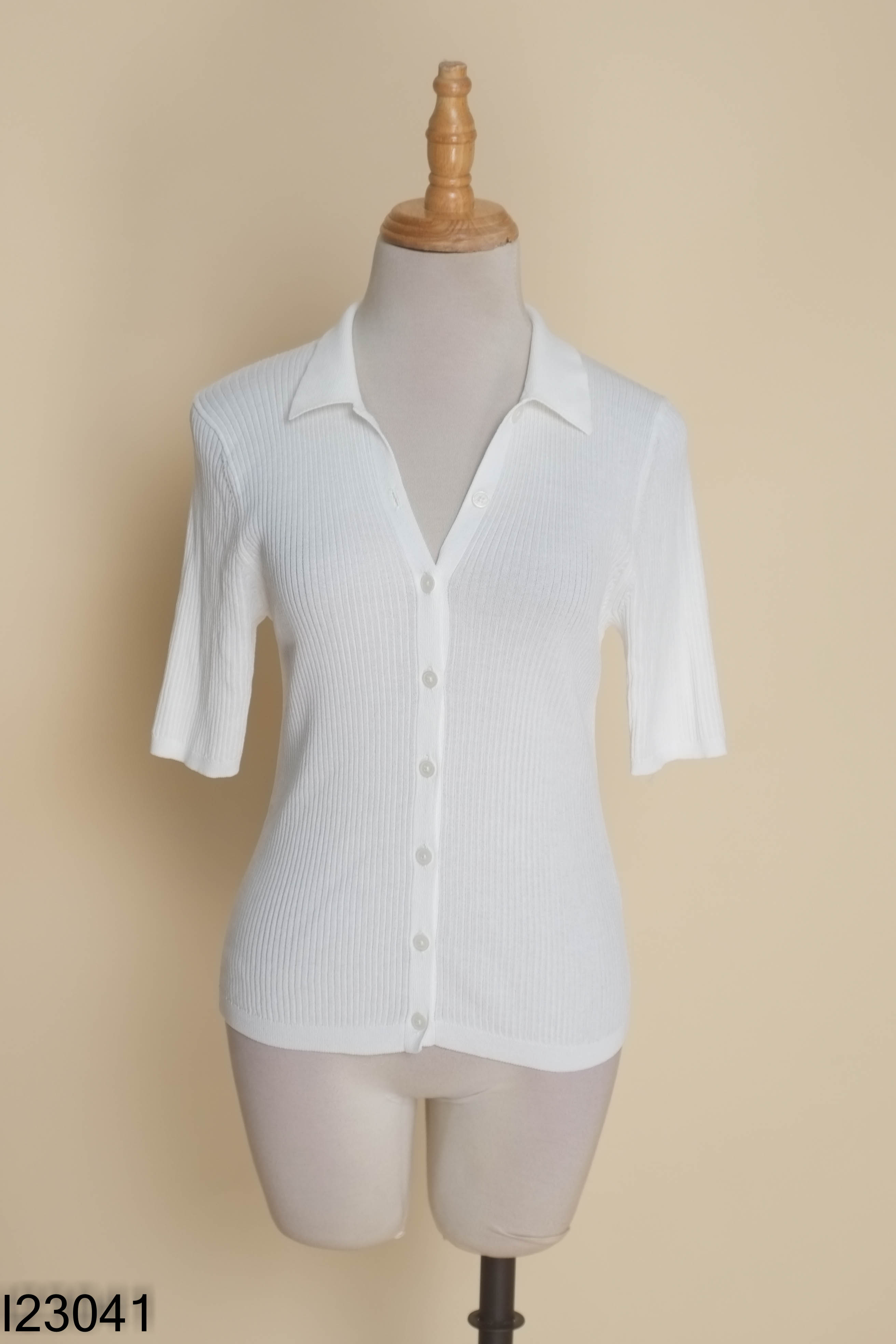 Áo len UNIQLO trắng trơn