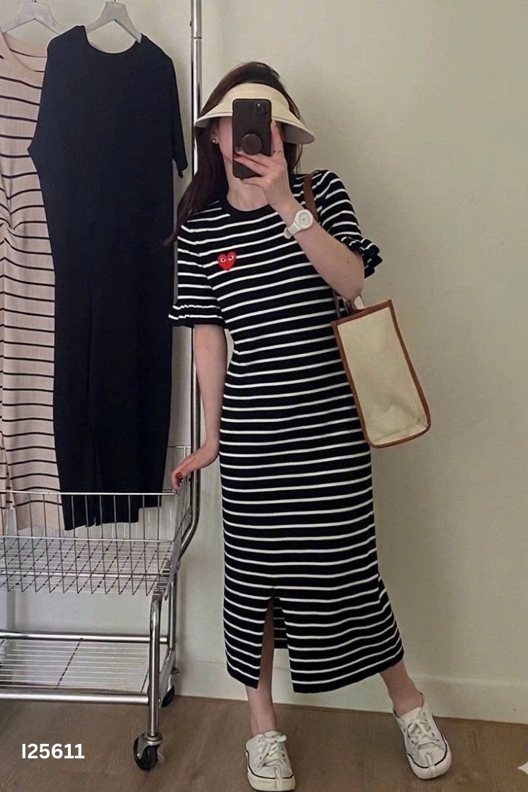 Váy len đen kẻ trắng