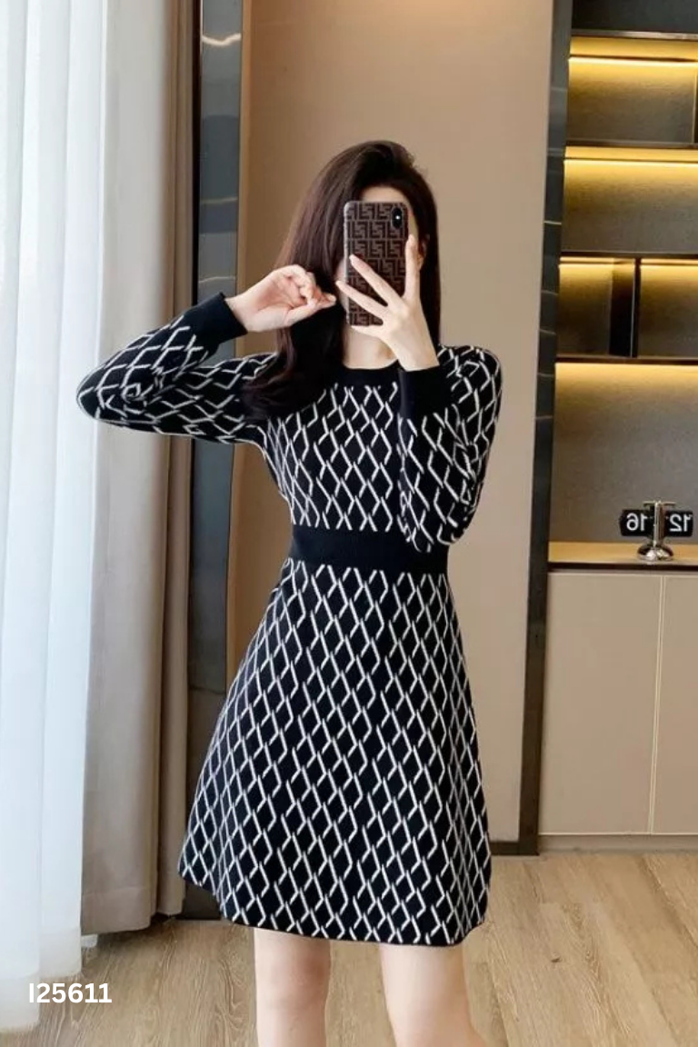 Váy len đen họa tiết trắng
