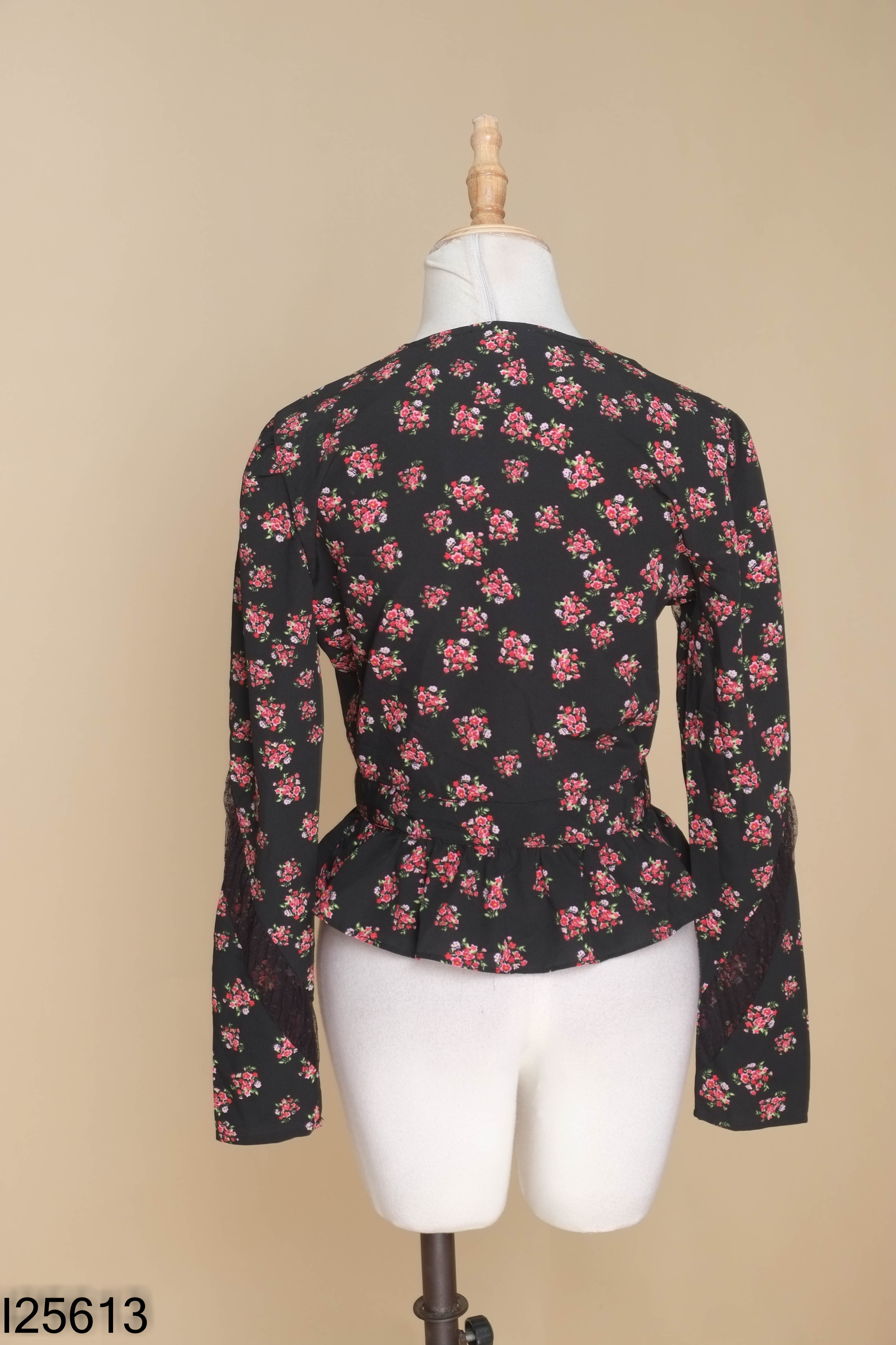 Áo đen hoa đính hạt TOPSHOP