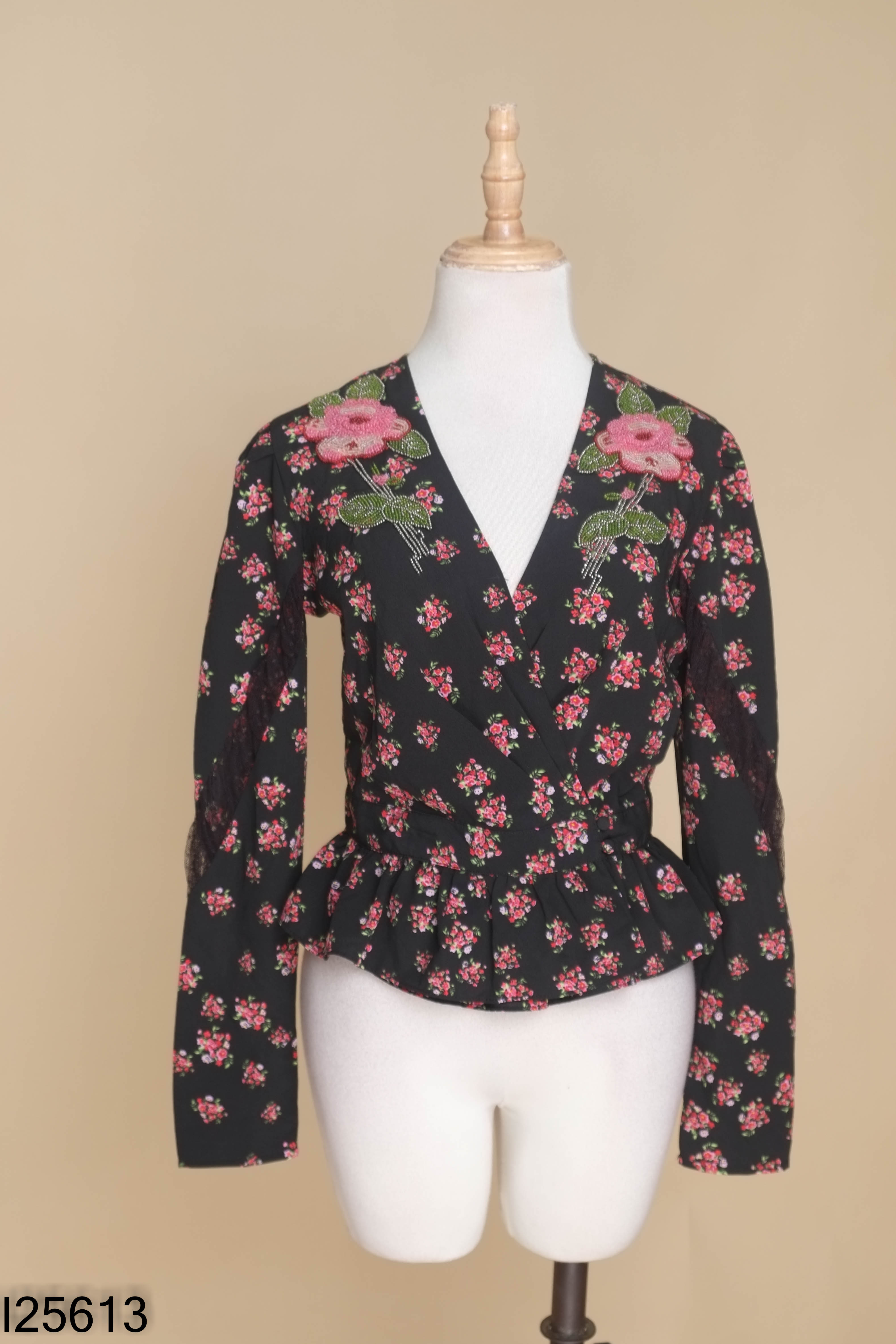 Áo đen hoa đính hạt TOPSHOP