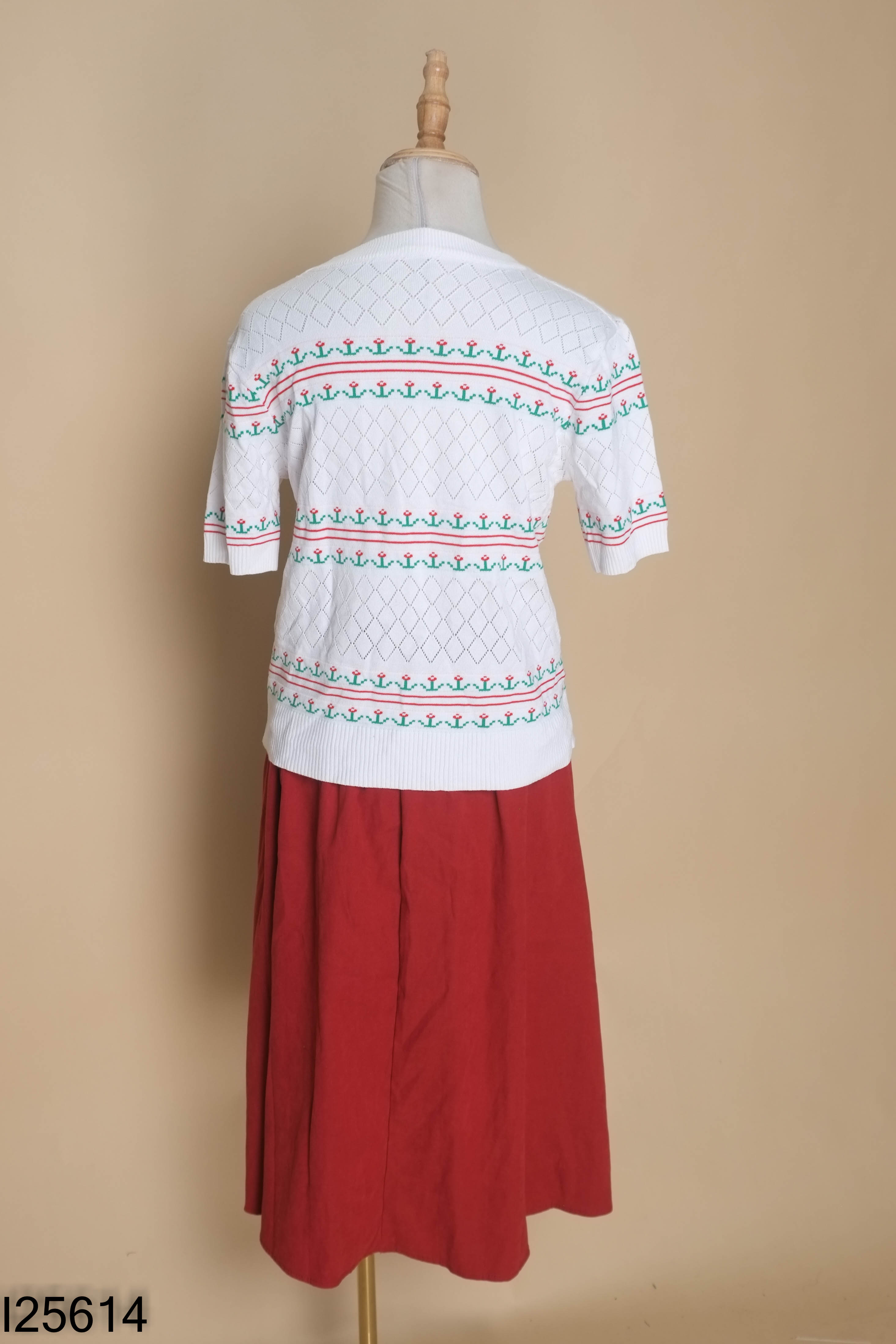 Set Áo trắng họa tiết + chân váy đỏ