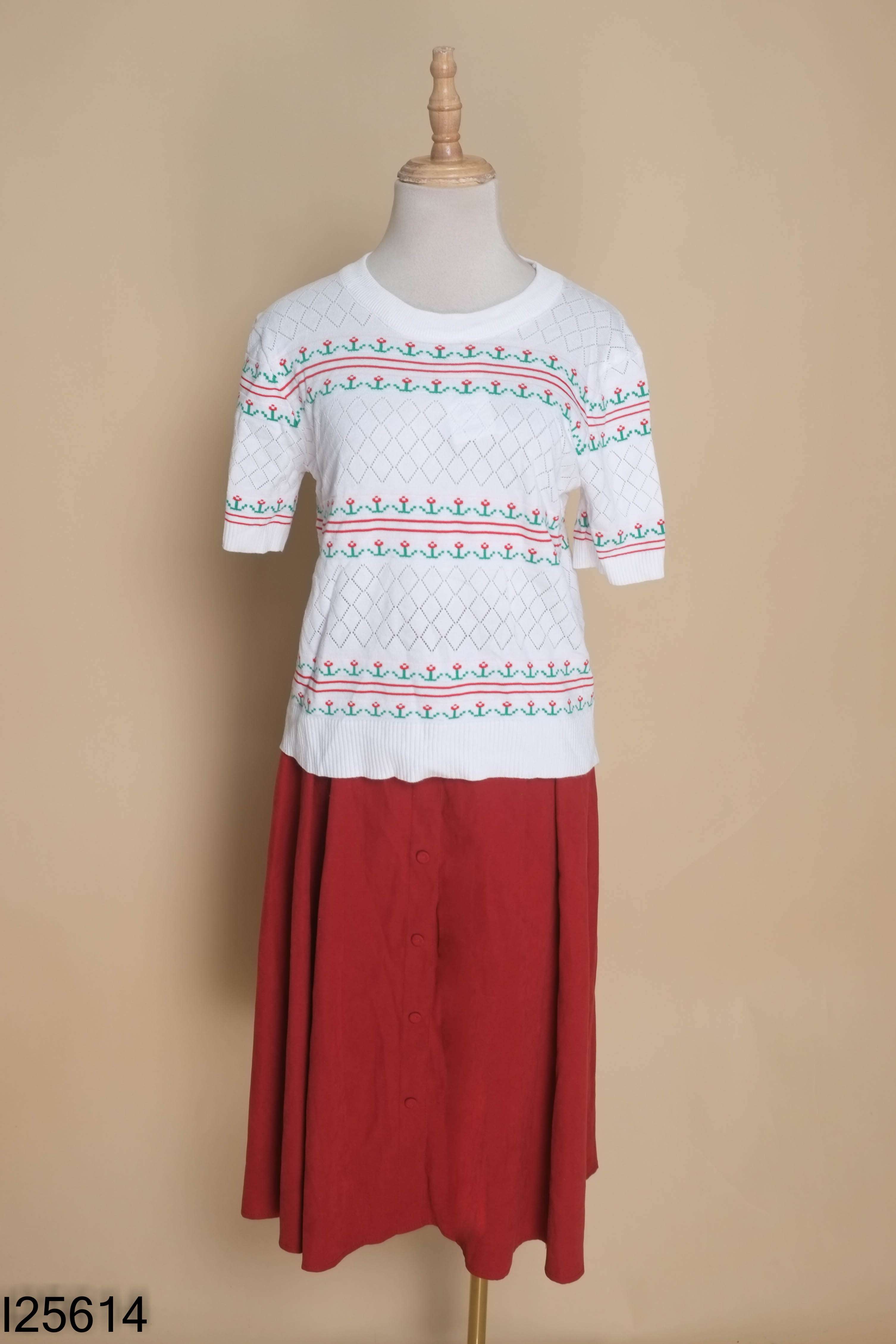 Set Áo trắng họa tiết + chân váy đỏ