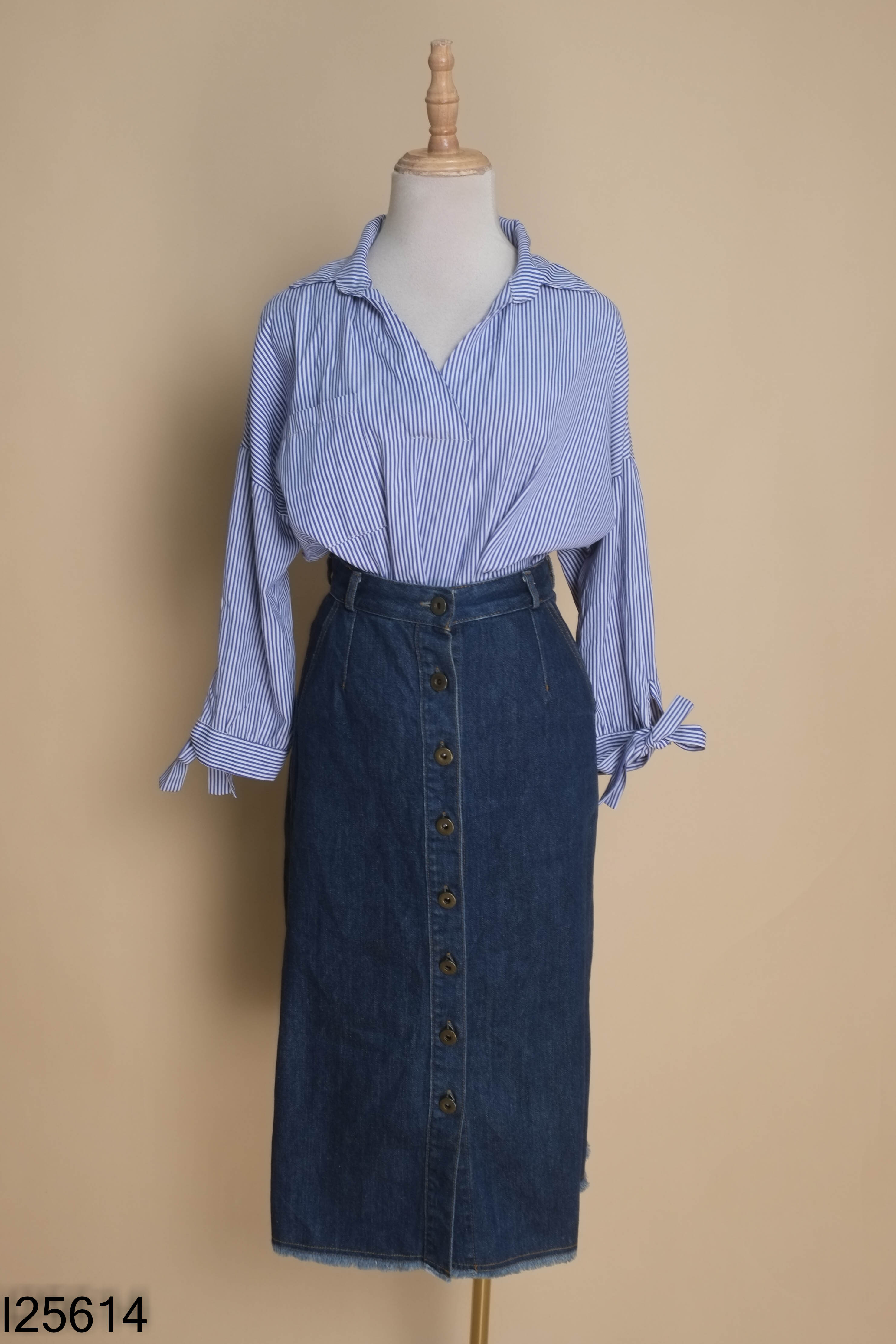 Set Áo sơ mi xanh kẻ trắng + Chân váy jeans