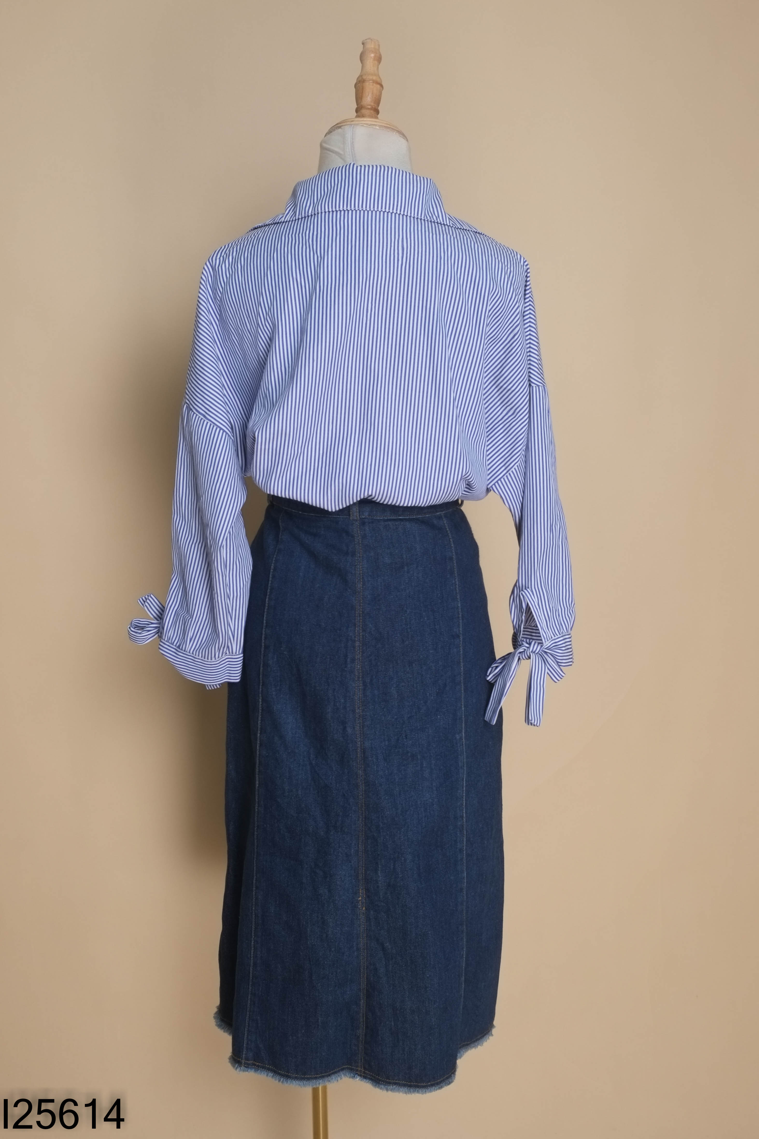 Set Áo sơ mi xanh kẻ trắng + Chân váy jeans