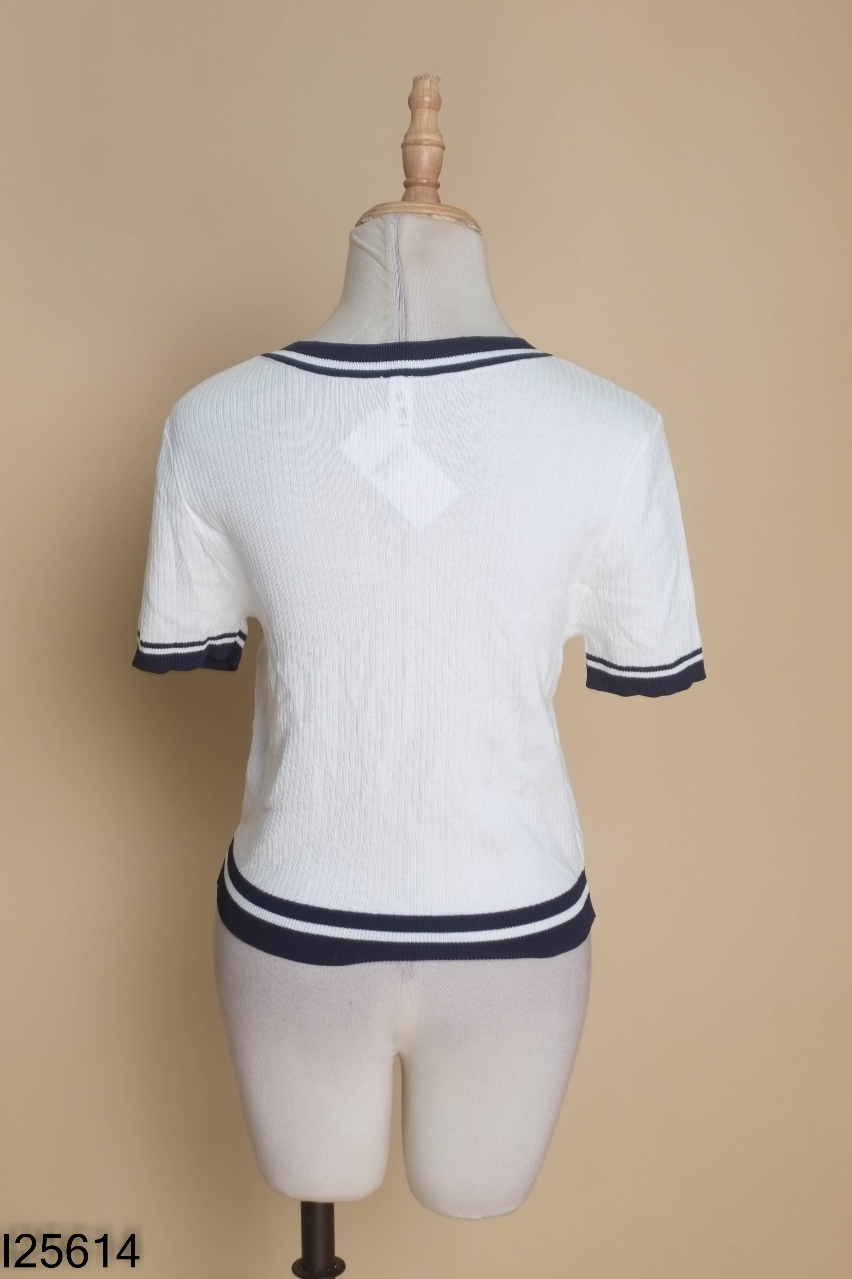 Áo trắng cổ tim viền xanh IEF