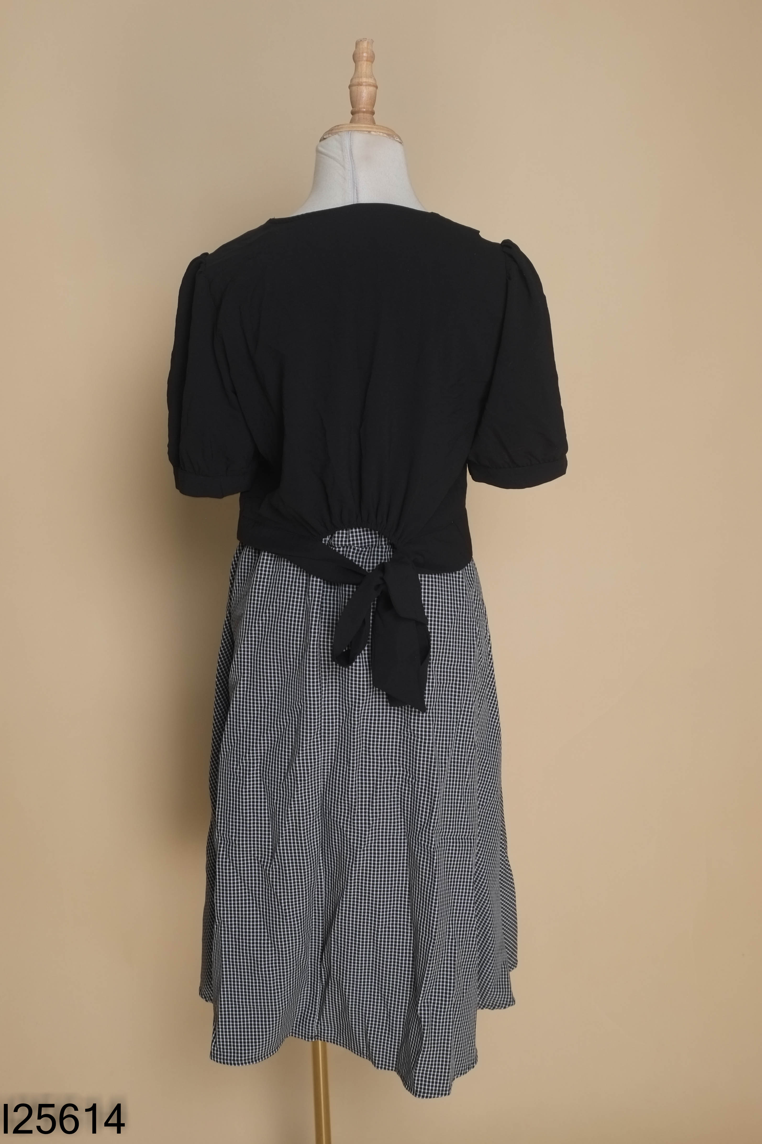 Set áo đen buộc nơ+váy kẻ