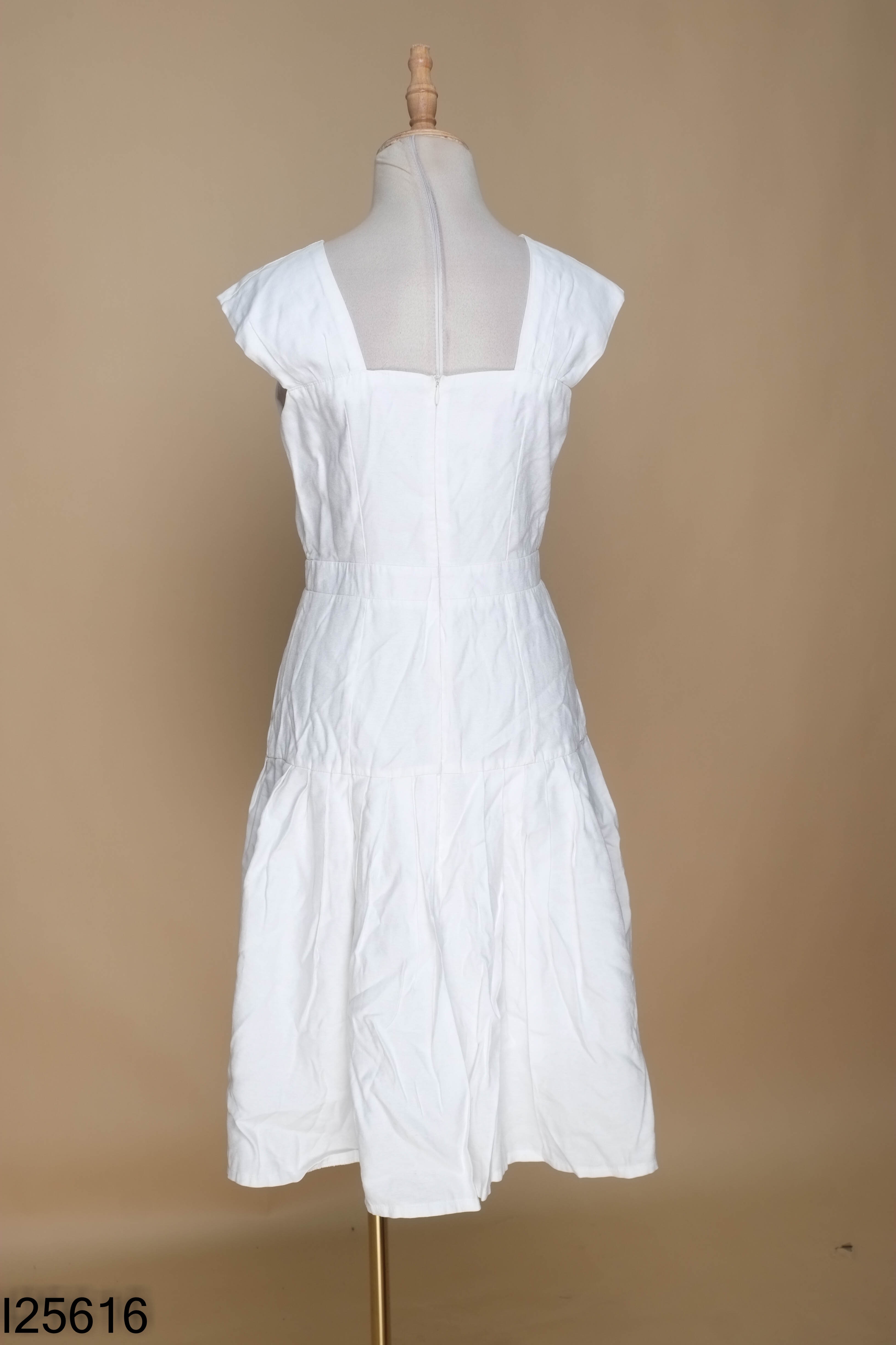 Váy trắng cổ vuông cúc ngực C.C STYLE