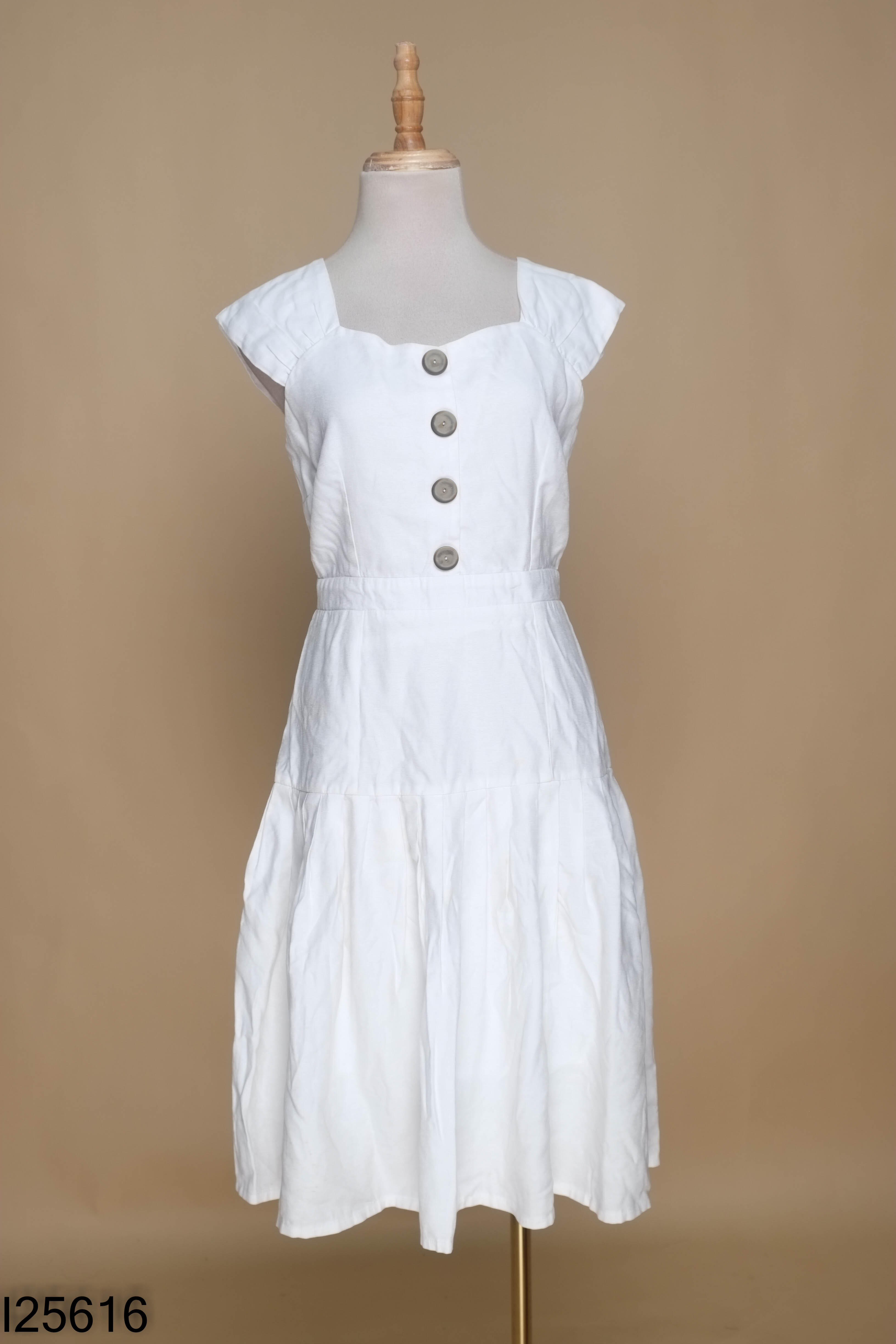 Váy trắng cổ vuông cúc ngực C.C STYLE