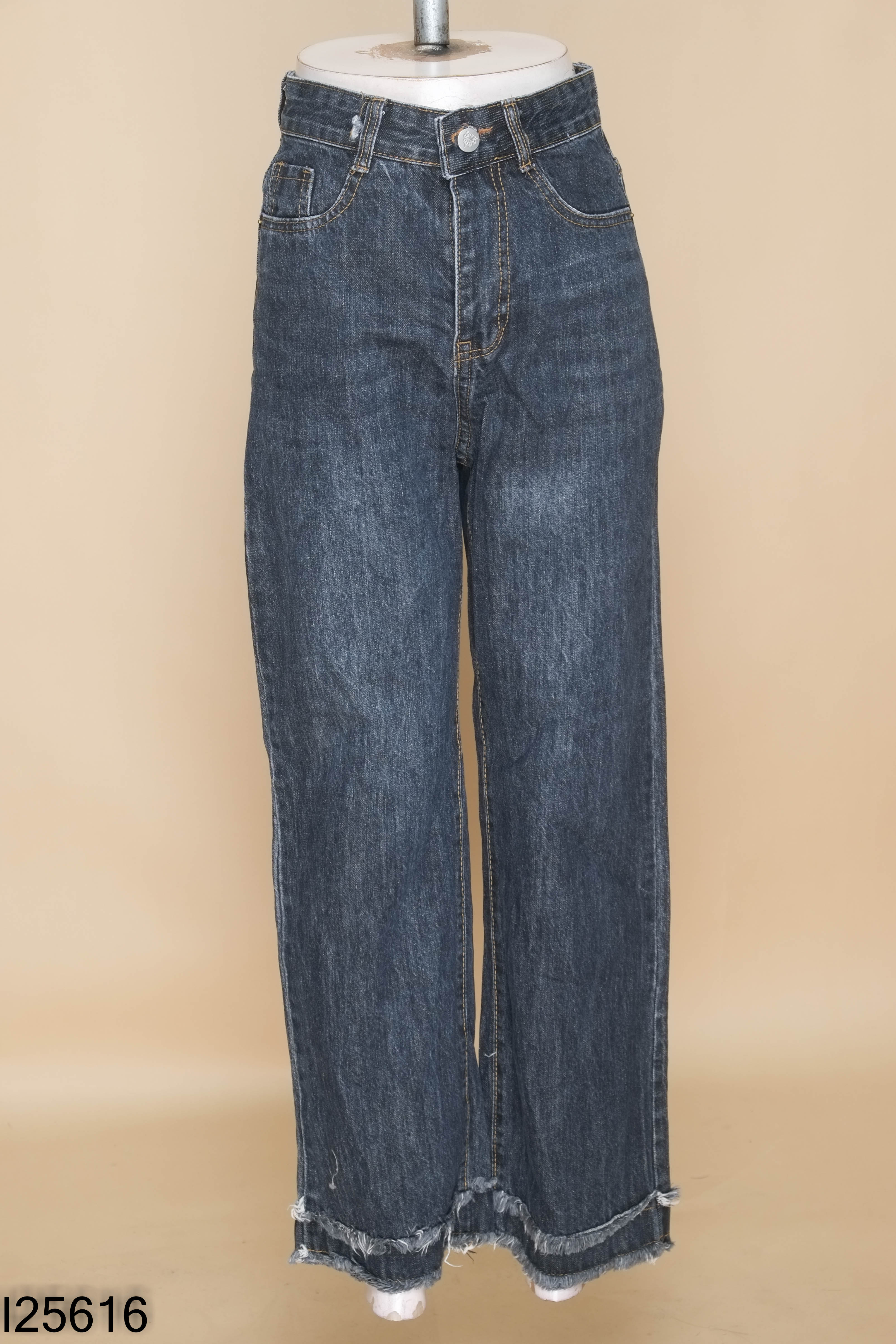 Quần jeans xanh ống rộng