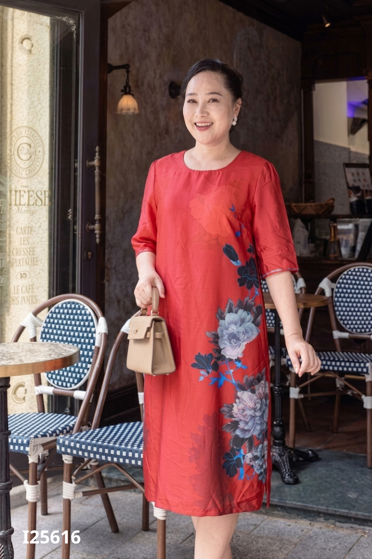 Váy suông lụa đỏ hoa